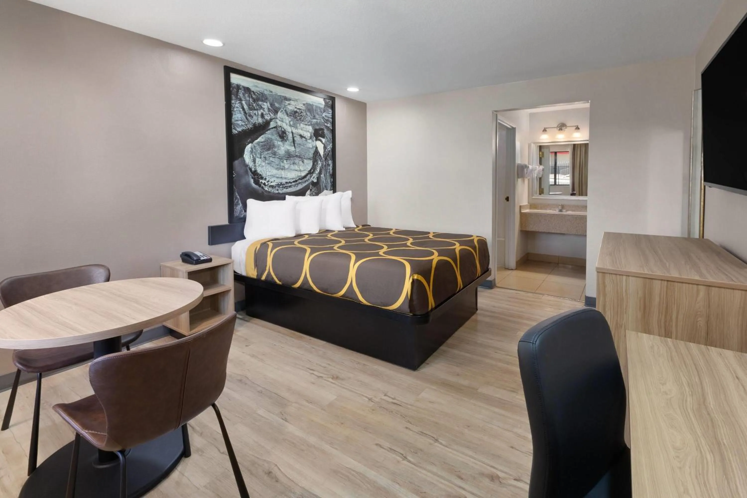 Photo of the whole room, Bed in Super 8 by Wyndham Tucson/Grant Road Area AZ