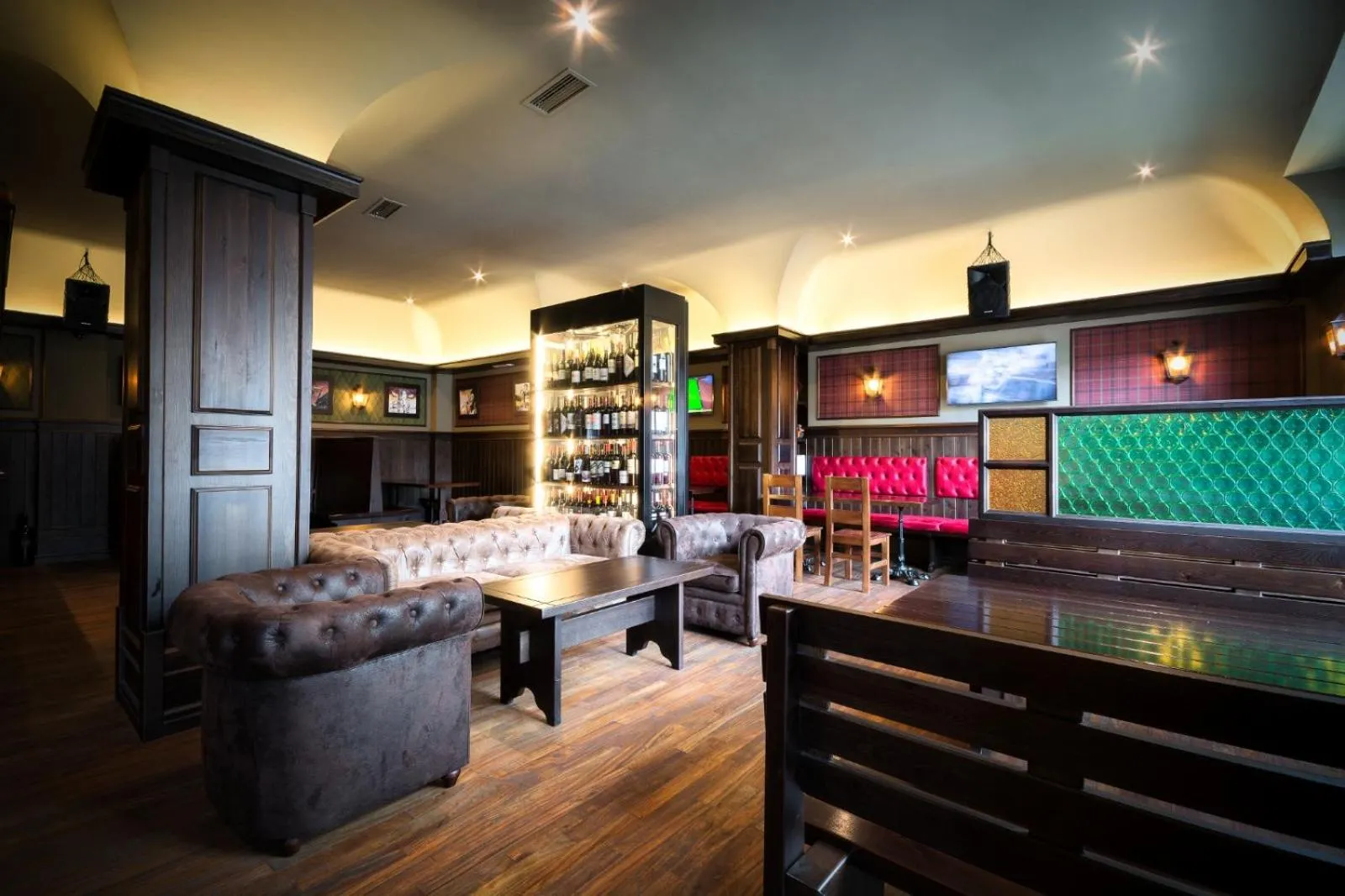Restaurant/places to eat in Yoanna Hotel