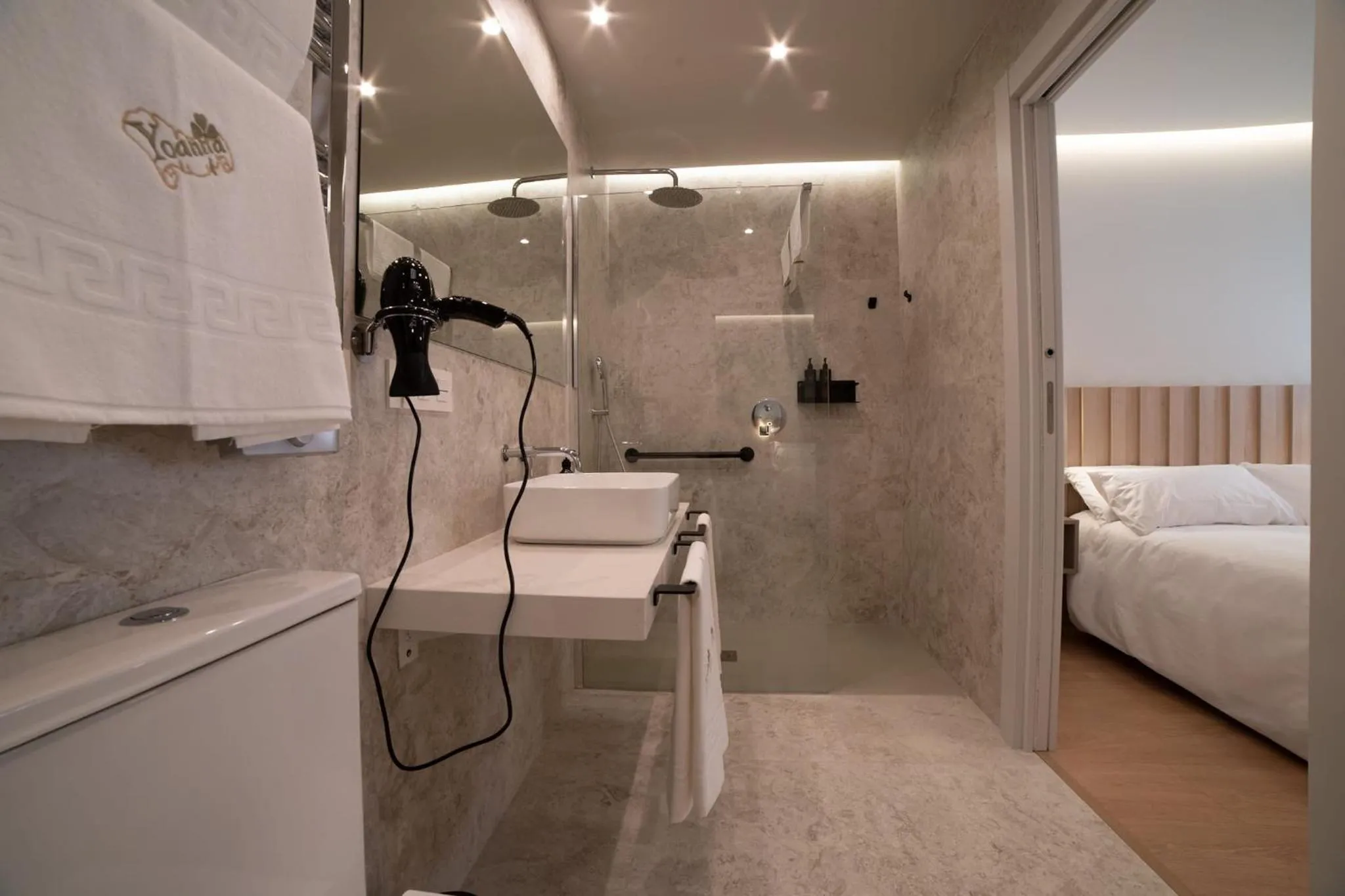 Bathroom, Bed in Yoanna Hotel