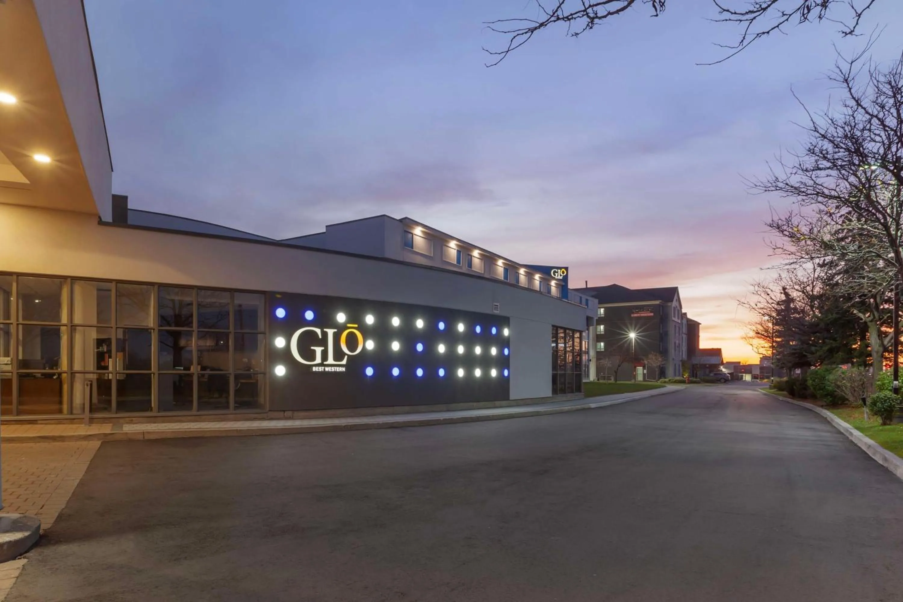 Property building in GLō Best Western Mississauga Corporate Centre