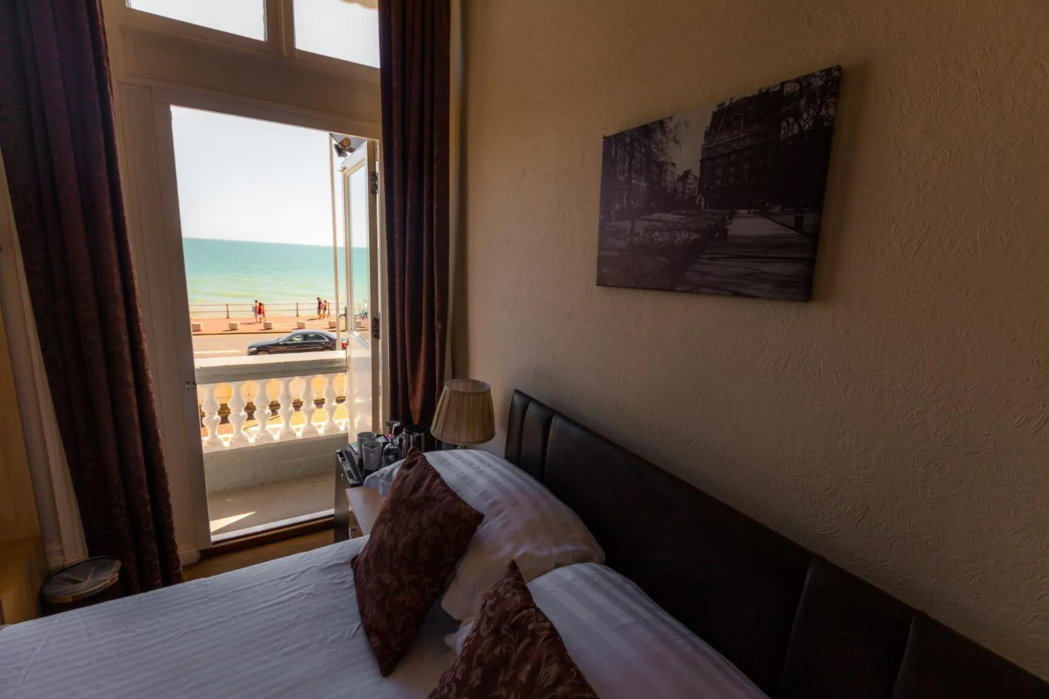 Bedroom, Bed in Alexanders