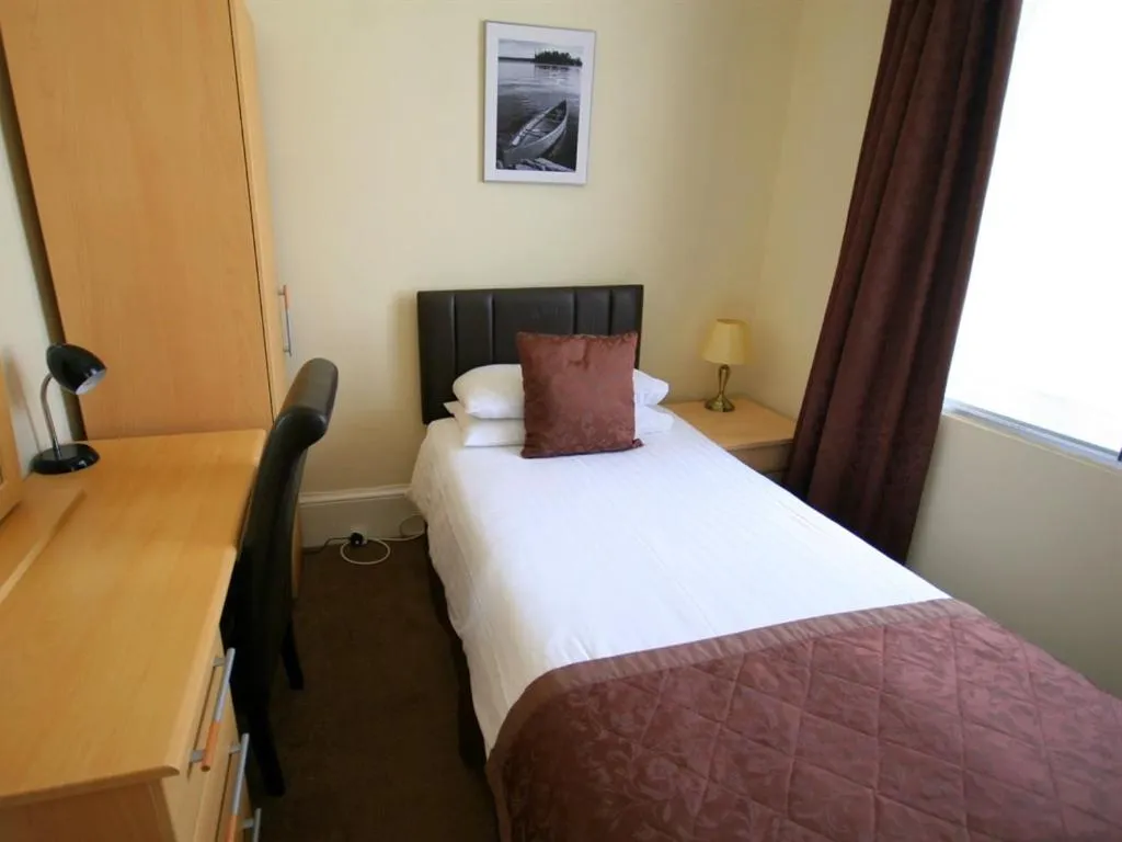 Bedroom, Bed in Alexanders