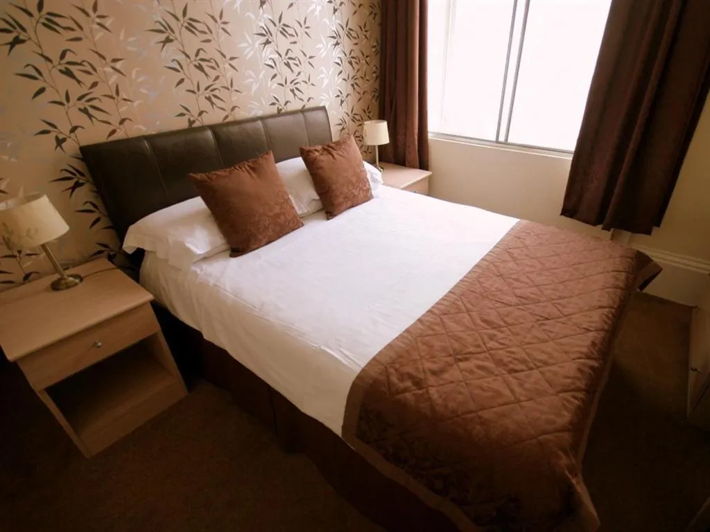 Bedroom, Bed in Alexanders