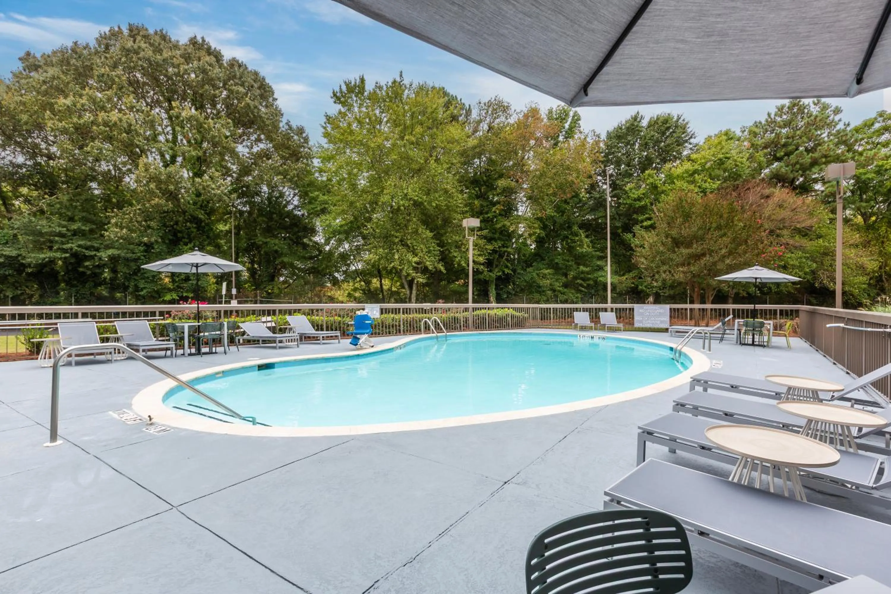 Swimming pool in Spark by Hilton Atlanta Airport South College Park