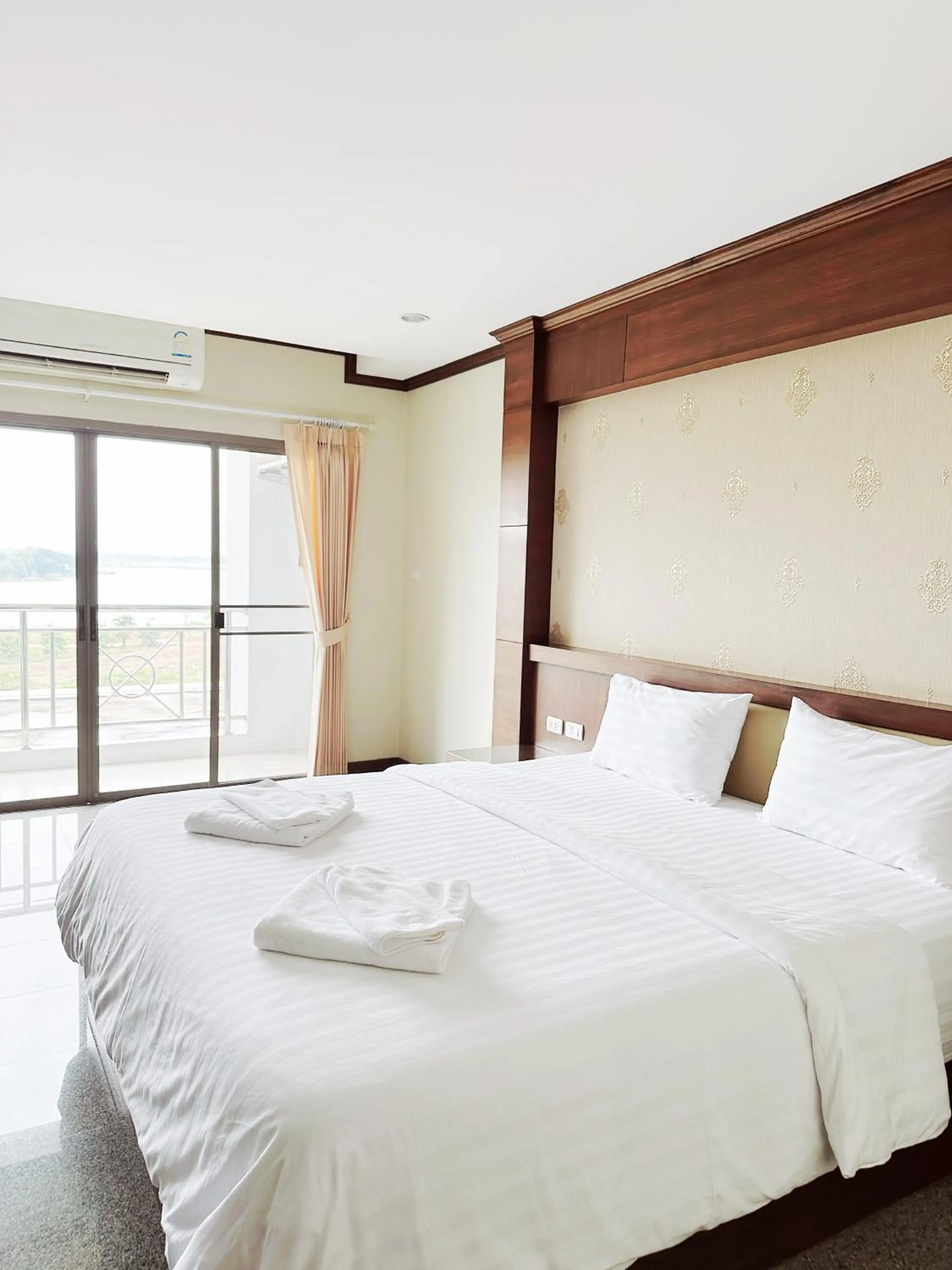 Bed in Green Hill Hotel Phayao