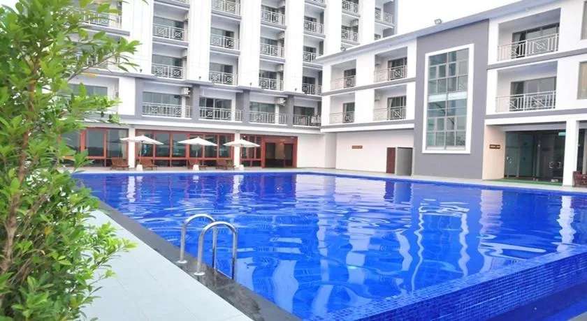 Swimming pool in Green Hill Hotel Phayao