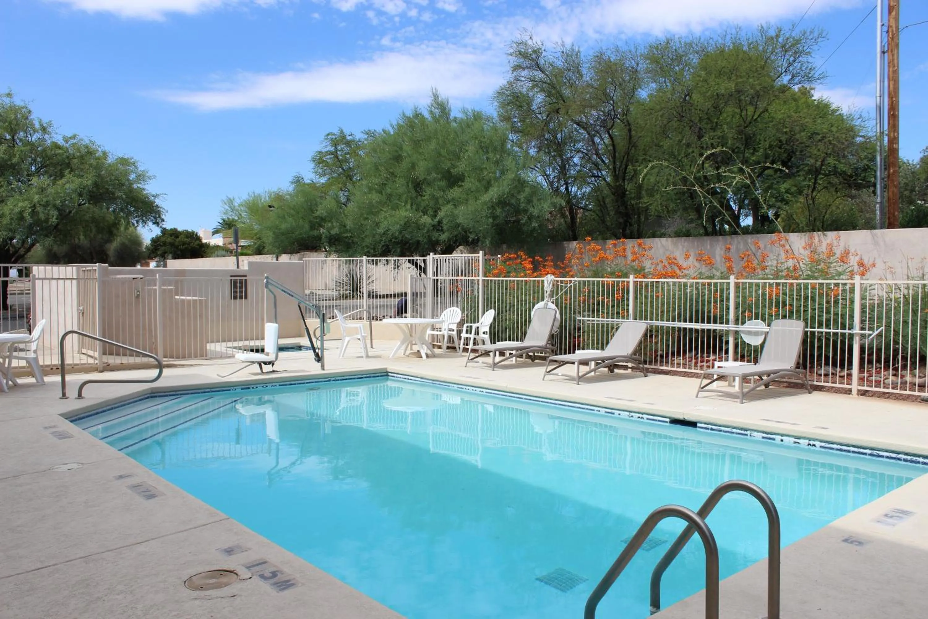 Swimming pool in Comfort Inn Green Valley, Arizona