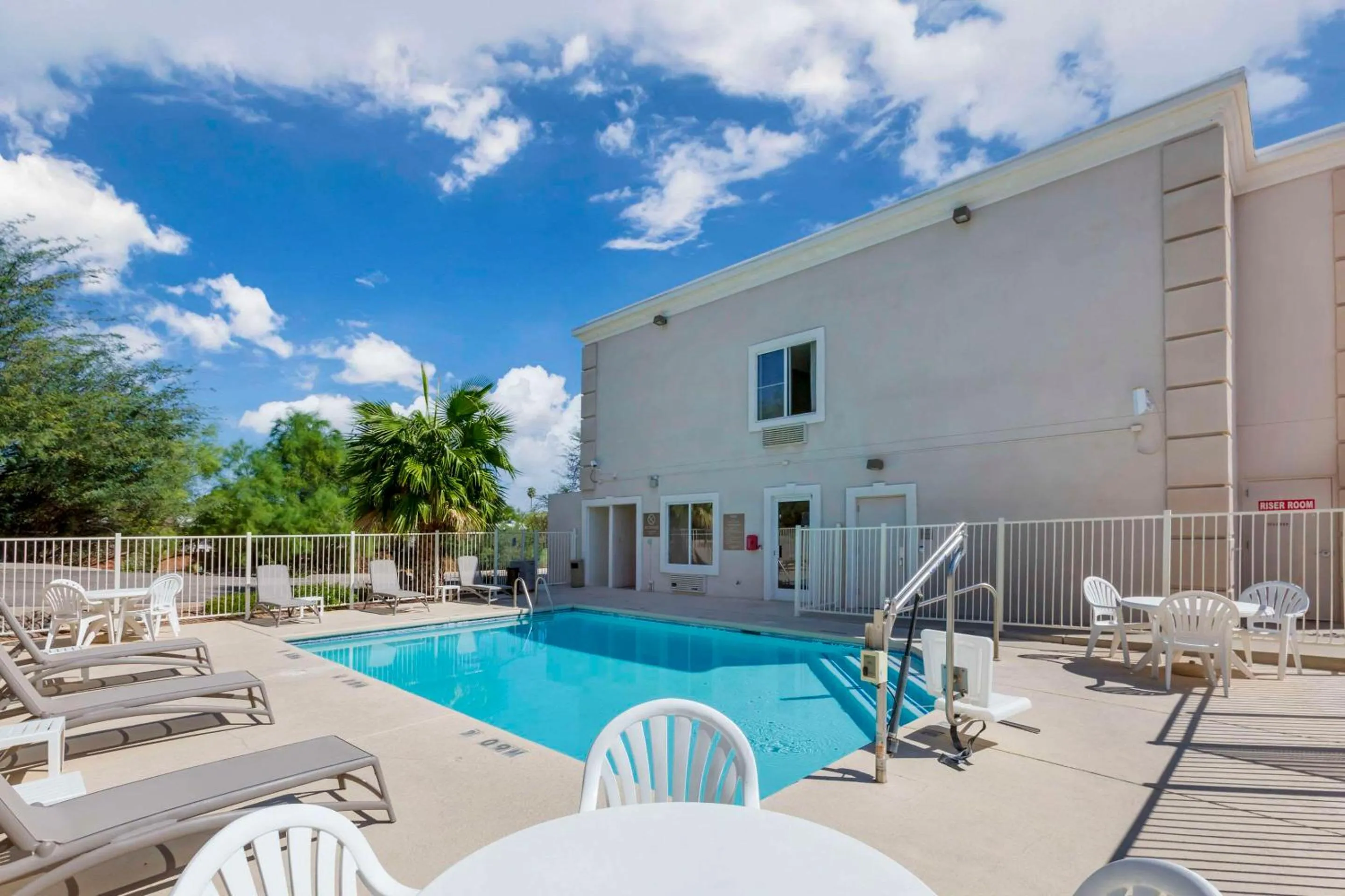 Swimming pool in Comfort Inn Green Valley, Arizona
