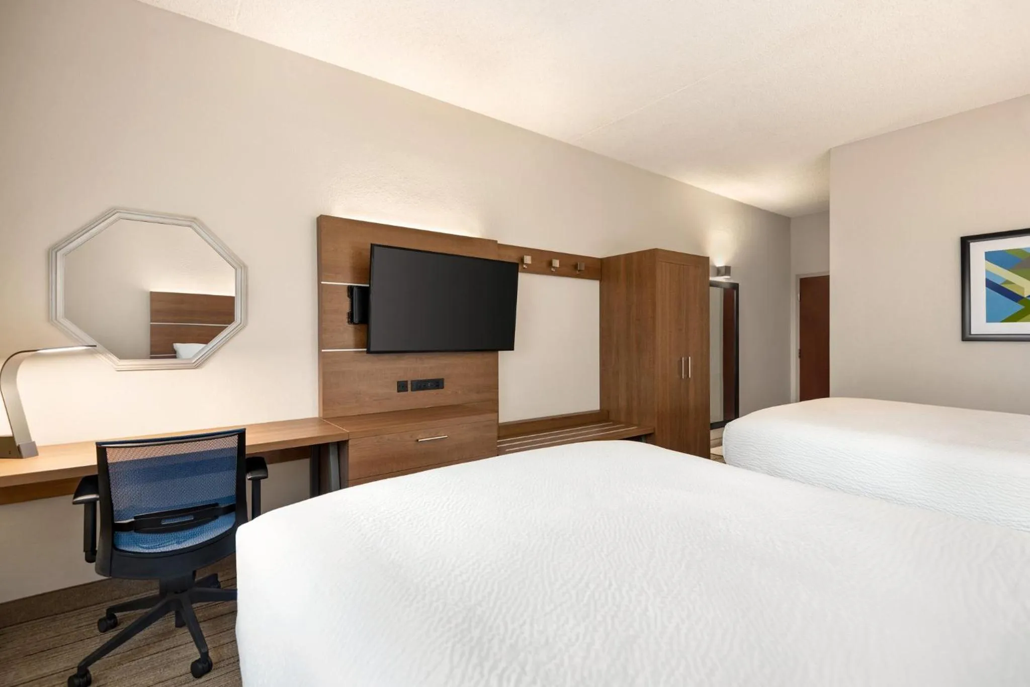 Photo of the whole room, Bed in Holiday Inn Express Stephens City by IHG