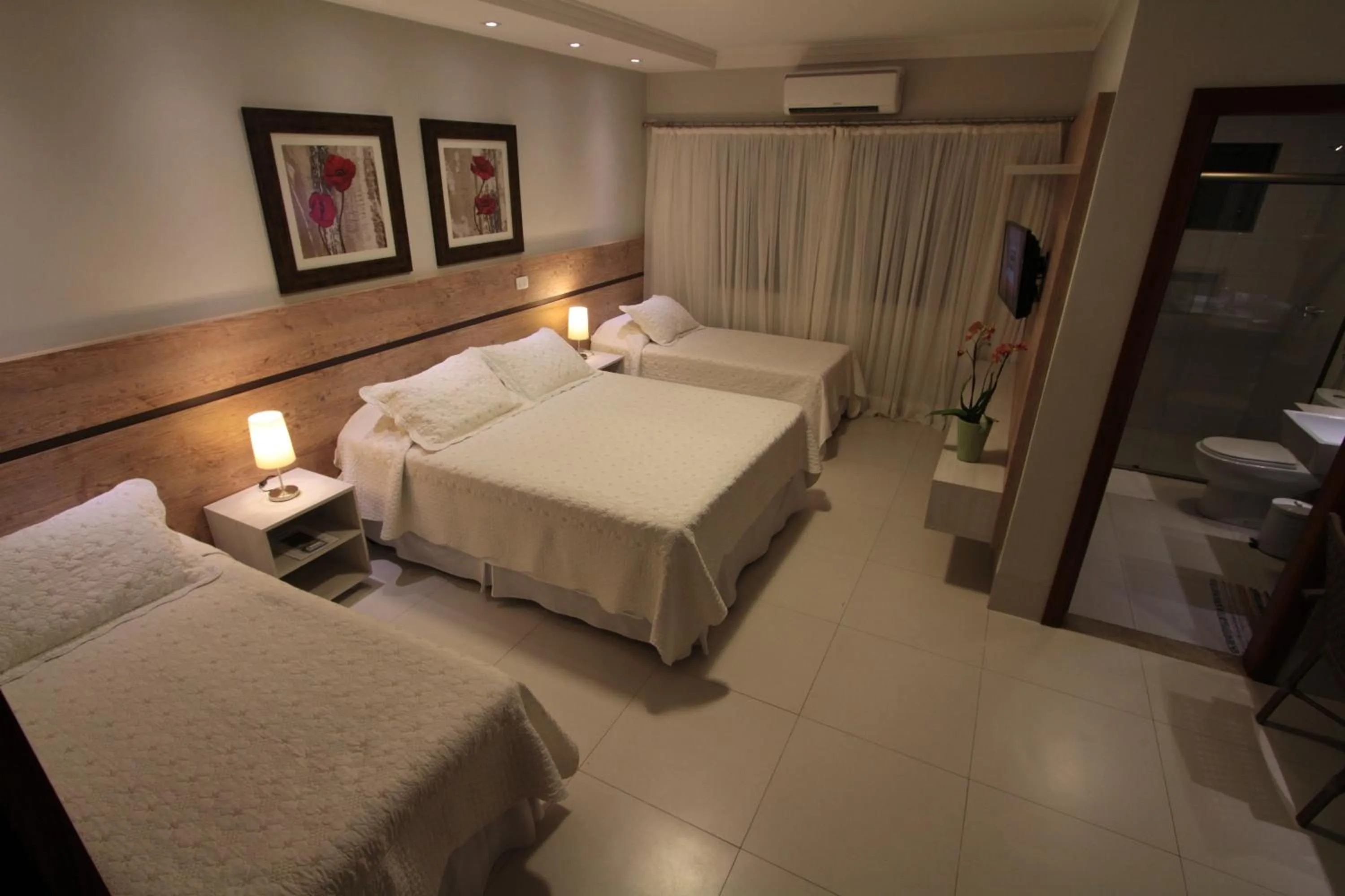 Property building, Bed in Pousada Surucuá - Bonito MS