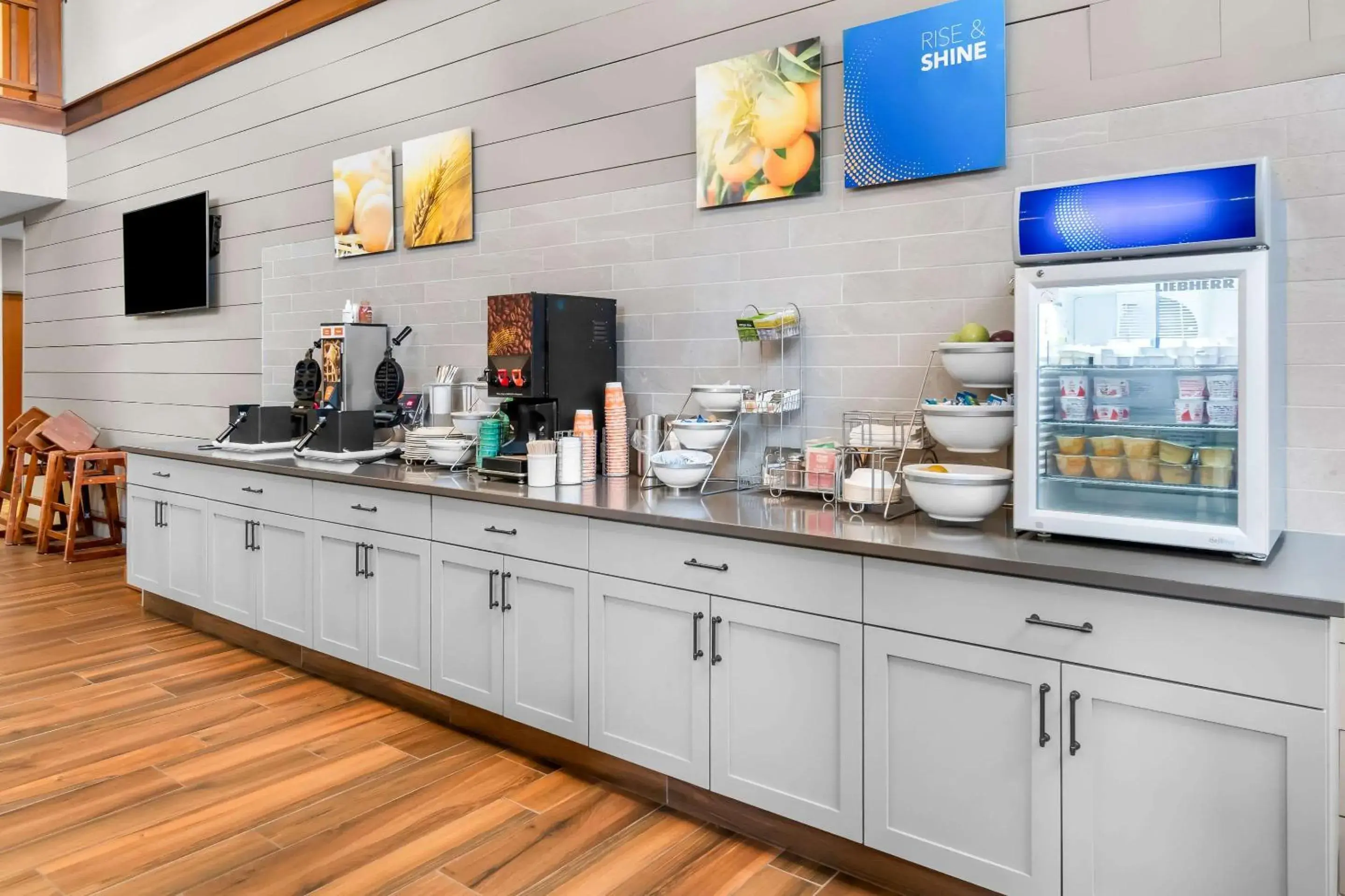 Breakfast in Comfort Inn & Suites Mountain Iron and Virginia Breakfast in Comfort Inn & Suites Mountain Iron and Virginia