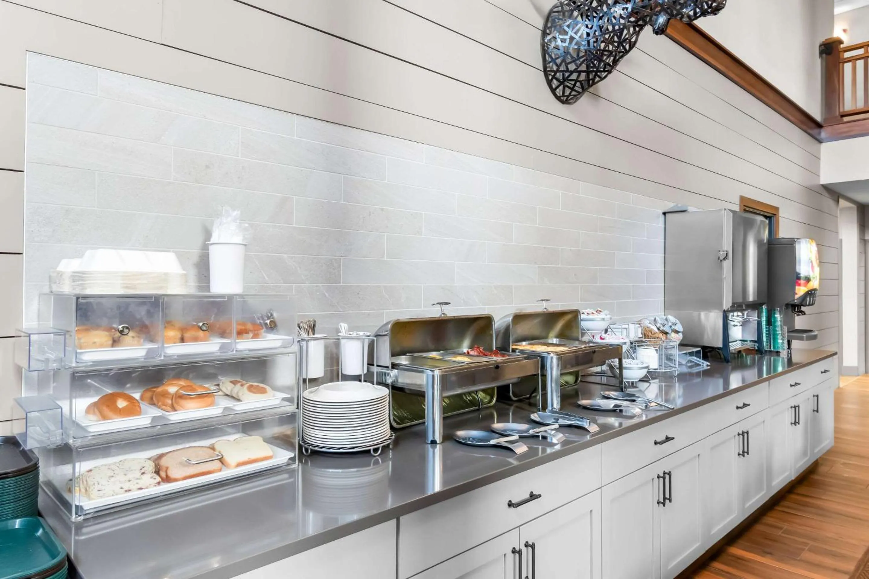 Breakfast in Comfort Inn & Suites Mountain Iron and Virginia