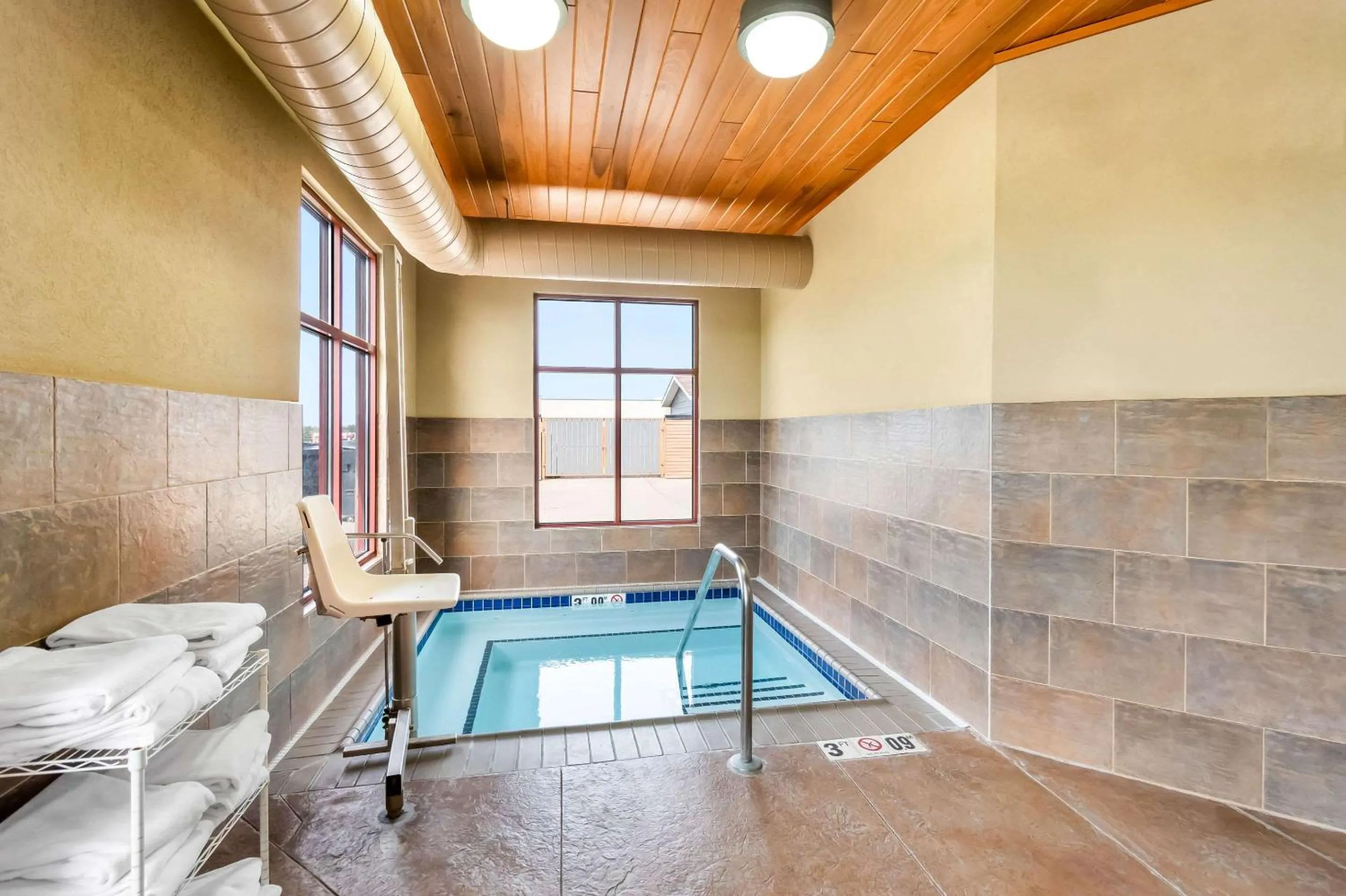 Swimming pool in Comfort Inn & Suites Mountain Iron and Virginia