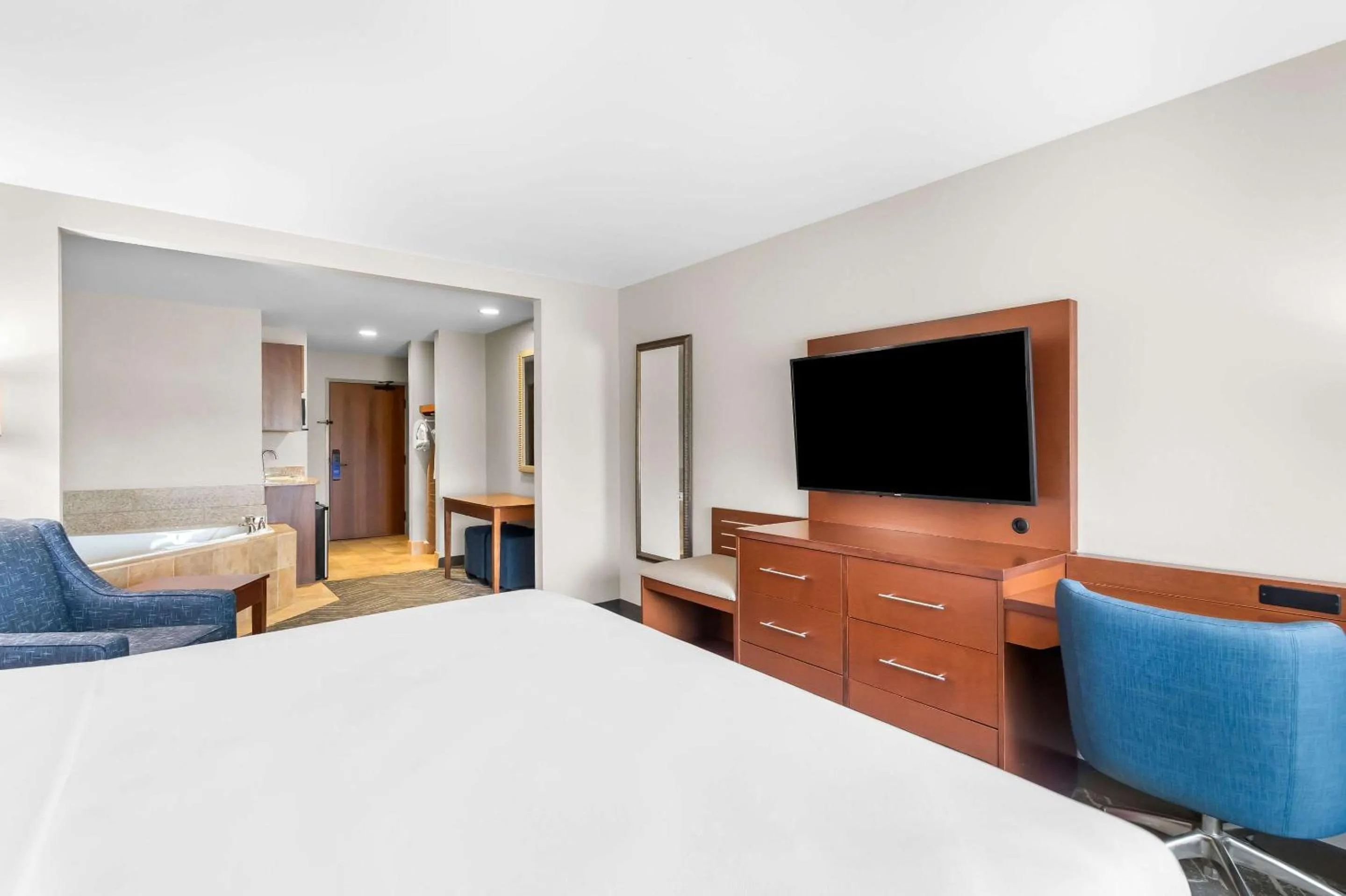 Bedroom, Bed in Comfort Inn & Suites Mountain Iron and Virginia