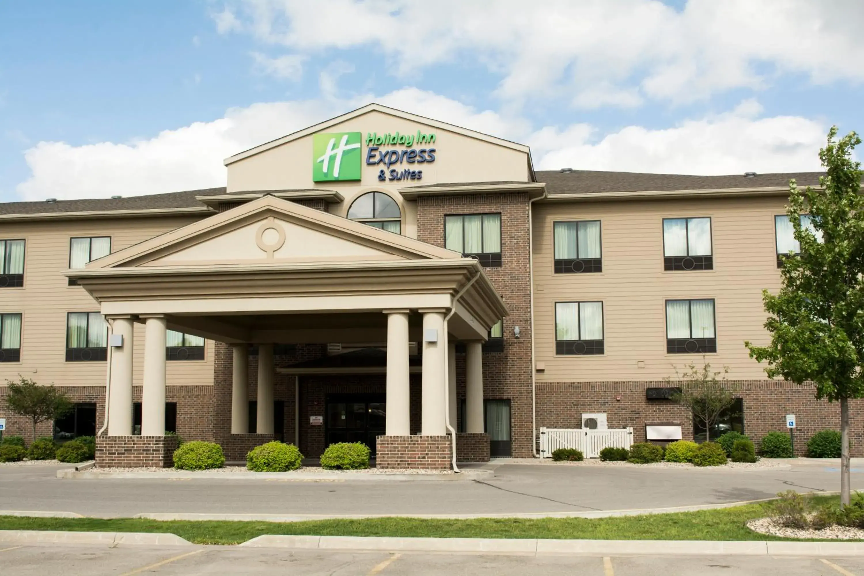 Property building in Holiday Inn Express & Suites - Mason City by IHG Property building in Holiday Inn Express & Suites - Mason City by IHG