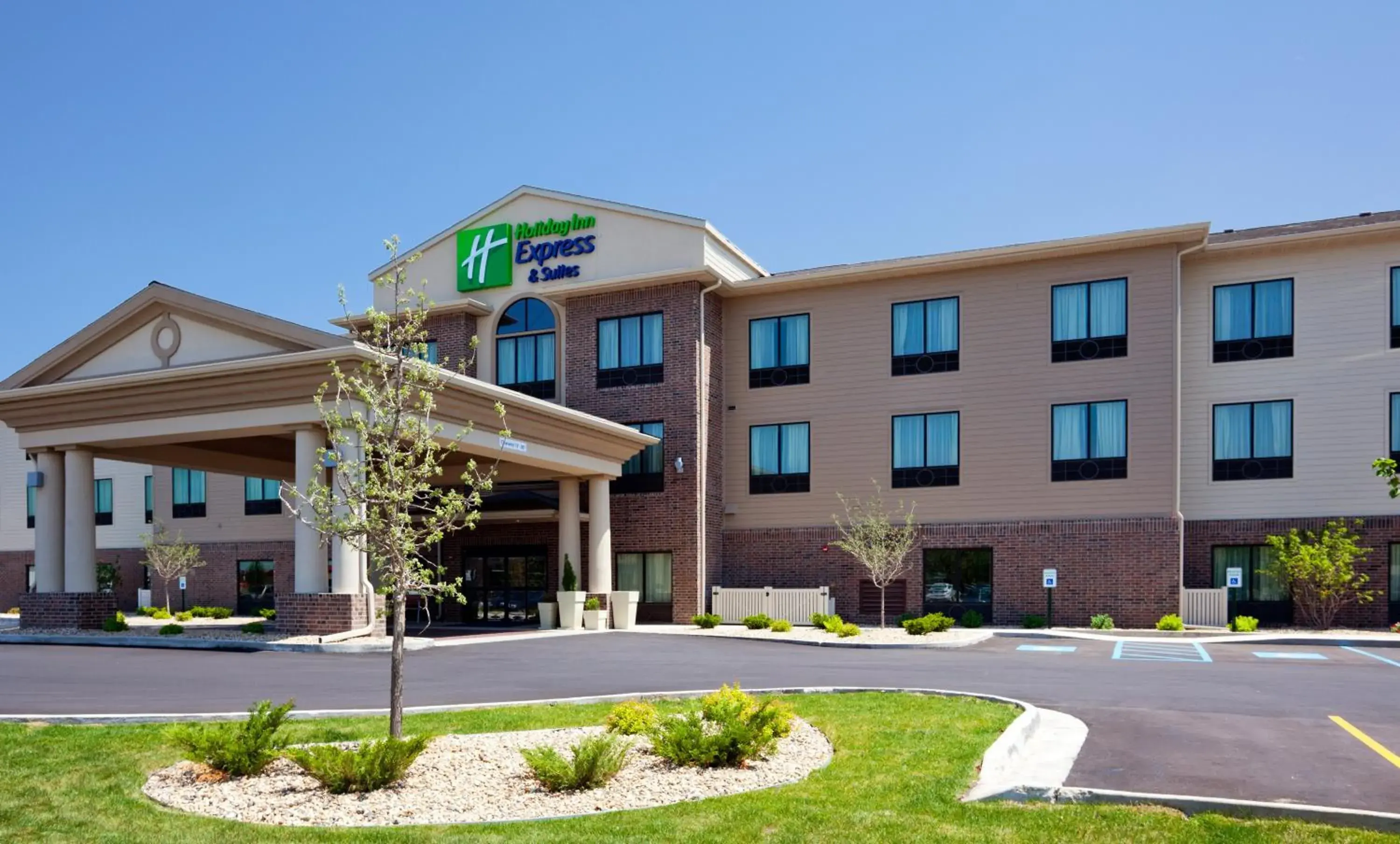 Property building in Holiday Inn Express & Suites - Mason City by IHG Property building in Holiday Inn Express & Suites - Mason City by IHG