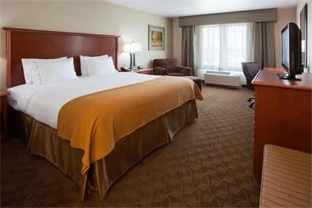 Bed in Holiday Inn Express & Suites - Mason City by IHG