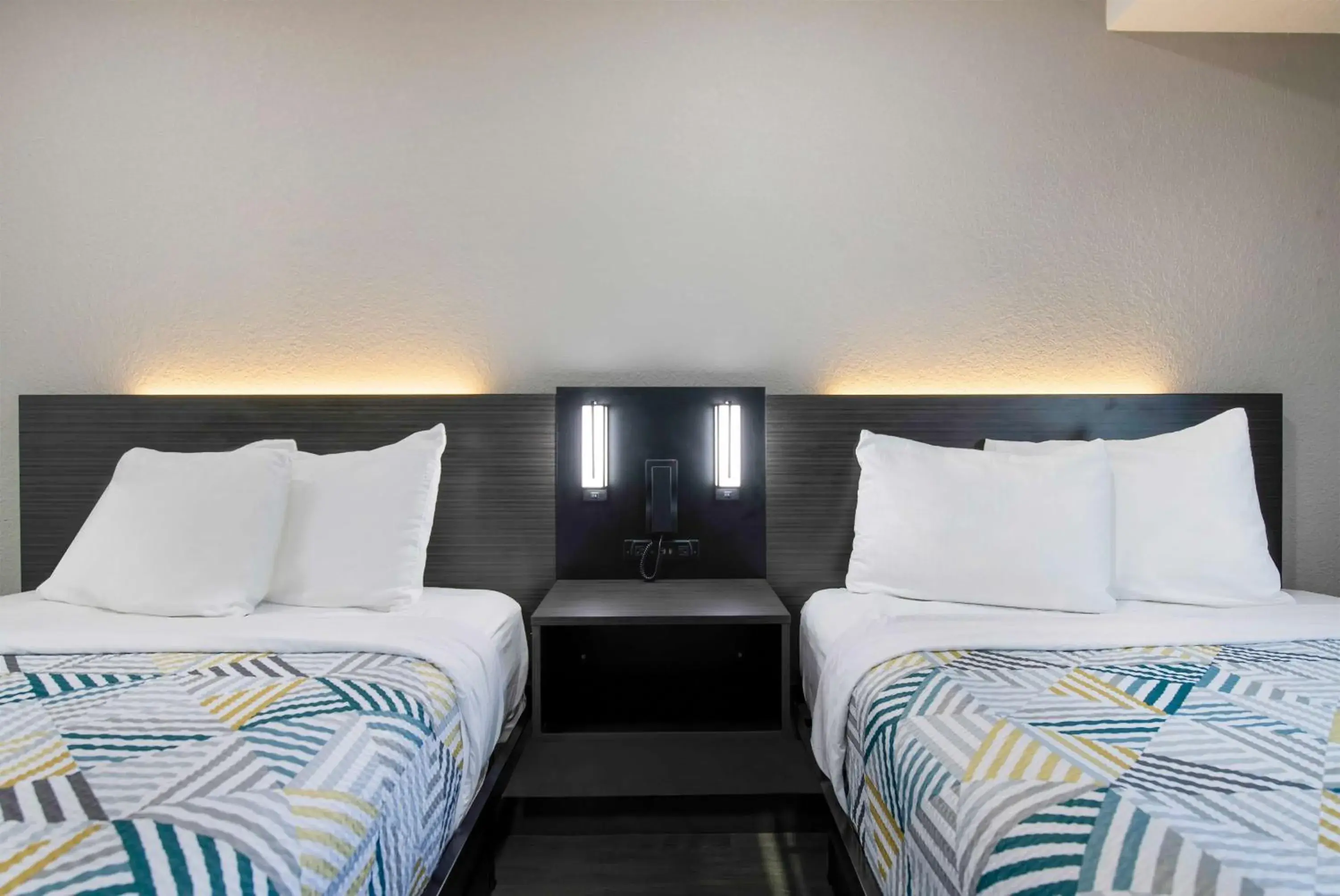 Bedroom, Bed in Motel 6-Atlanta, GA - Downtown Bedroom, Bed in Motel 6-Atlanta, GA - Downtown