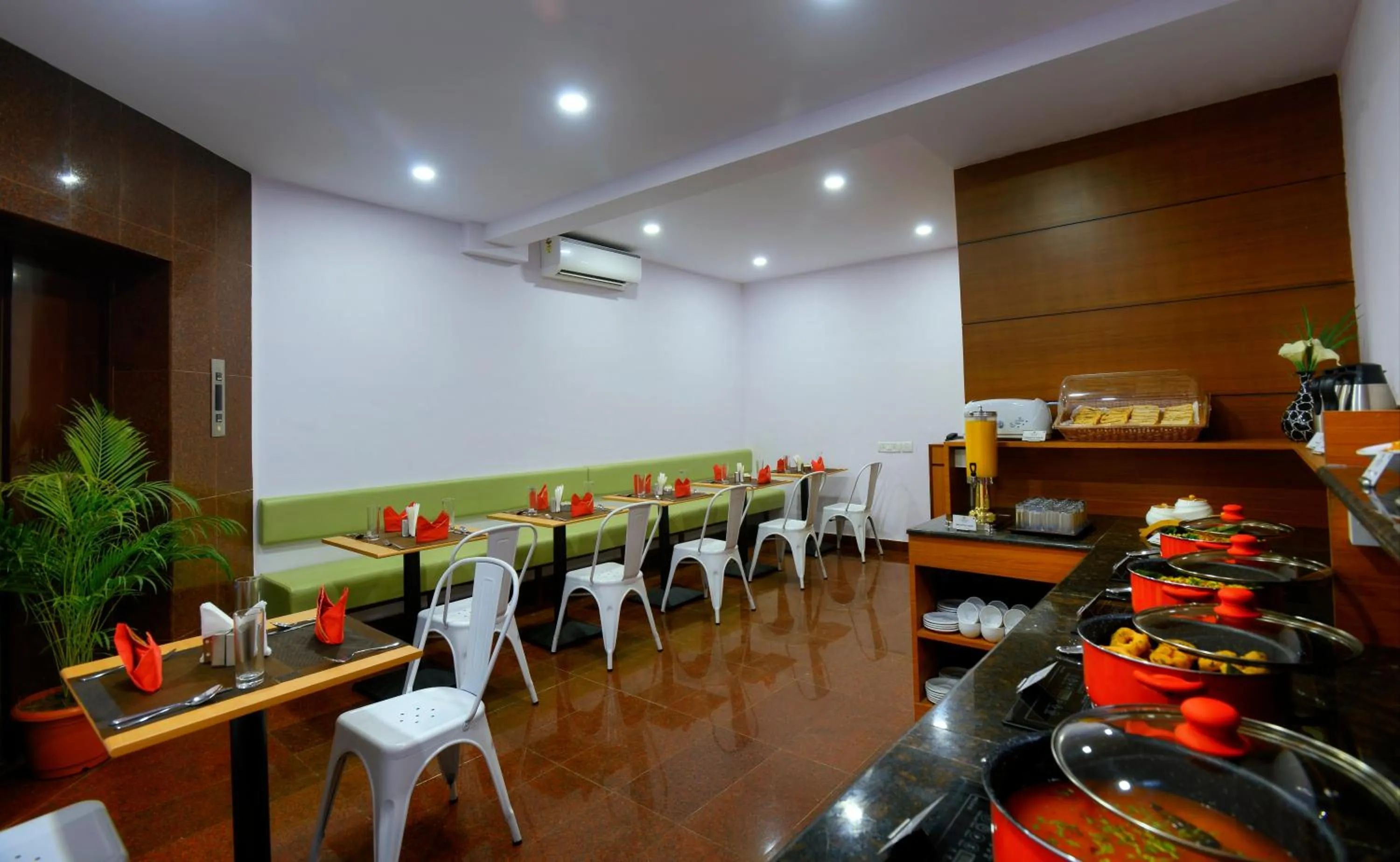 Breakfast in TreeHouse Neptune Inn