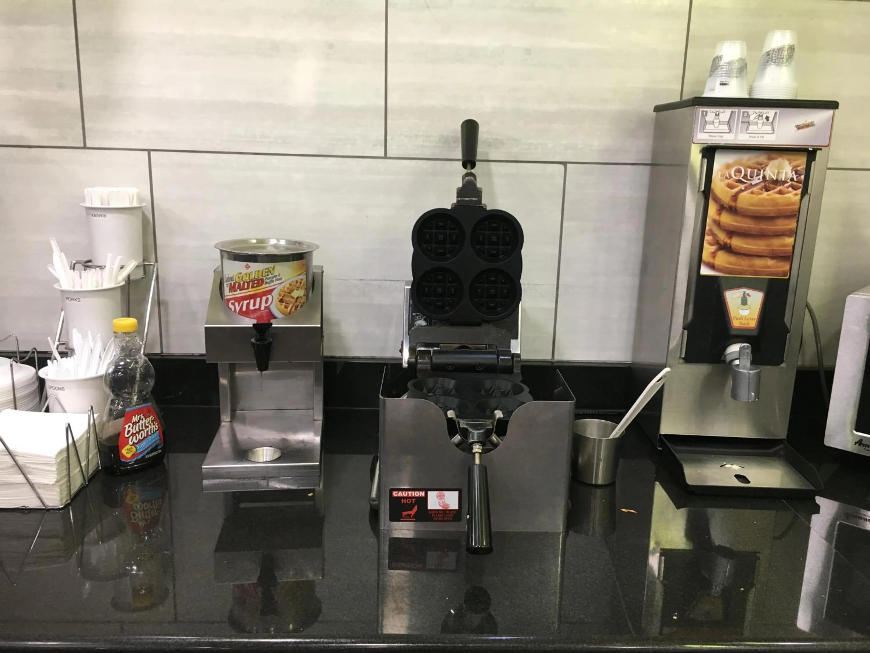 Breakfast in La Quinta Inn & Suites by Wyndham Louisville East