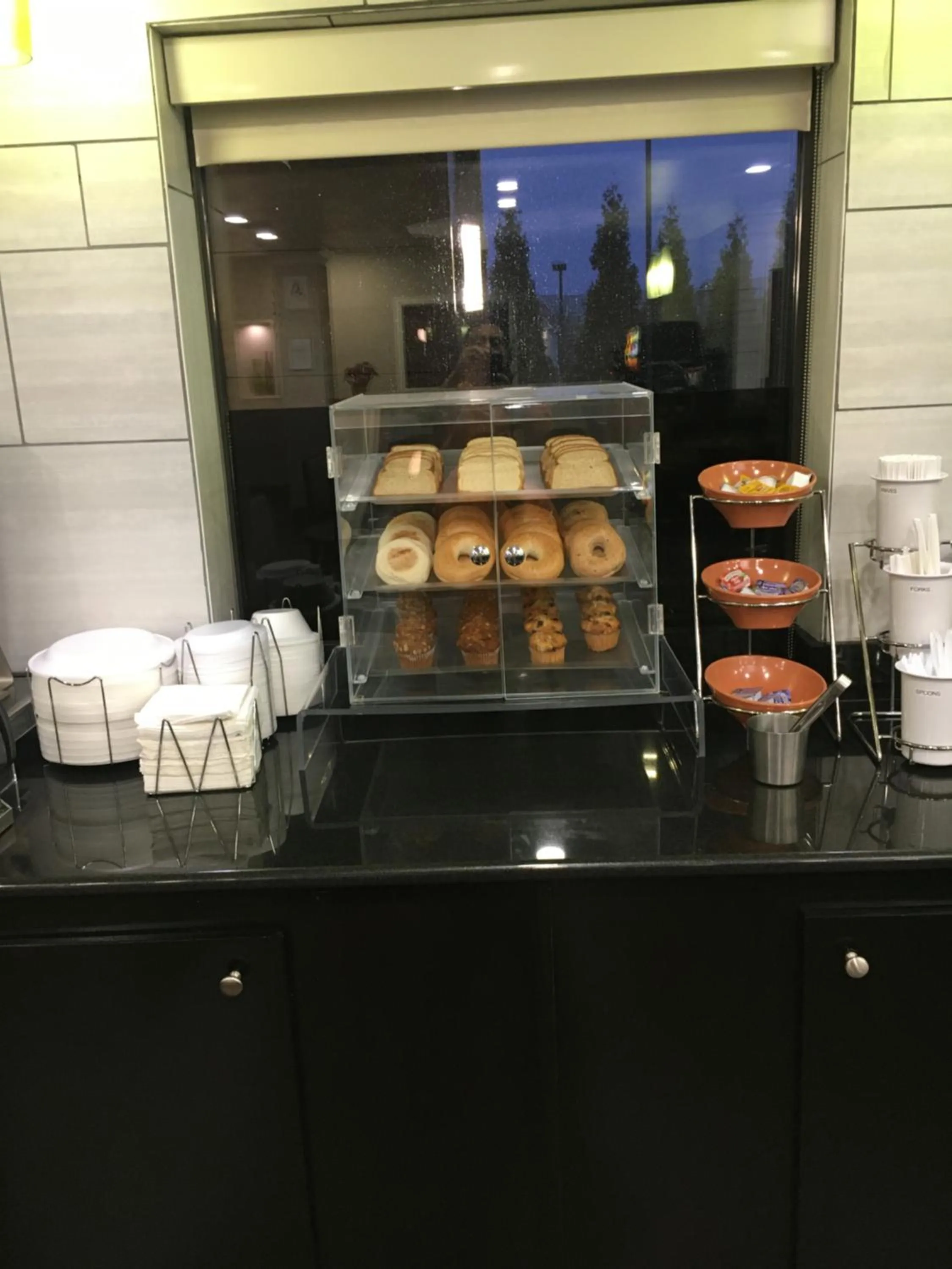 Breakfast in La Quinta Inn & Suites by Wyndham Louisville East