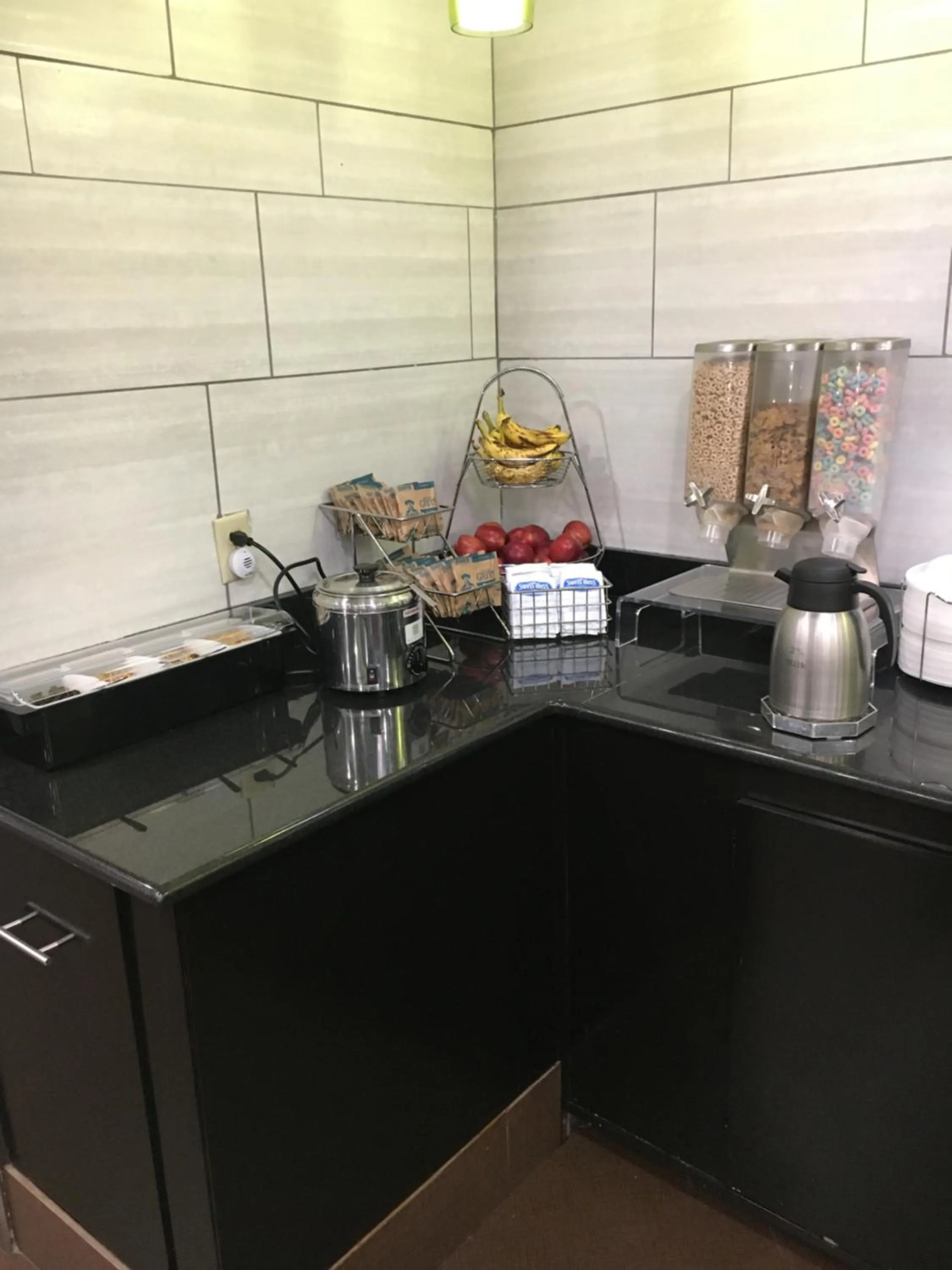 Breakfast in La Quinta Inn & Suites by Wyndham Louisville East