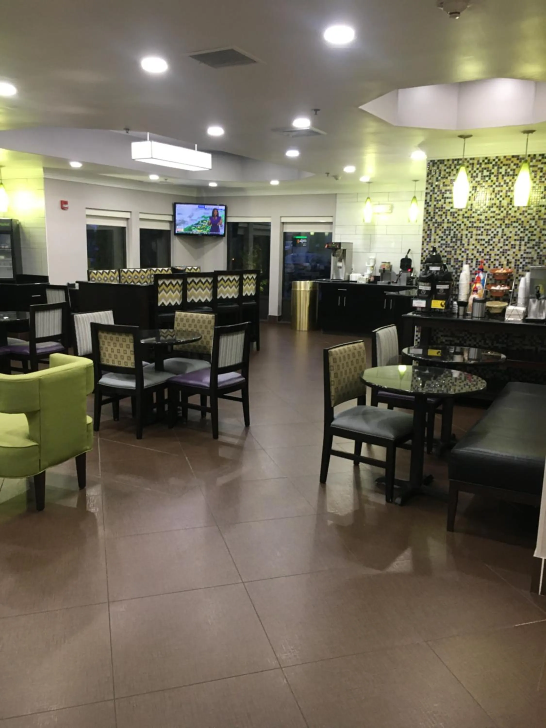 Breakfast in La Quinta Inn & Suites by Wyndham Louisville East