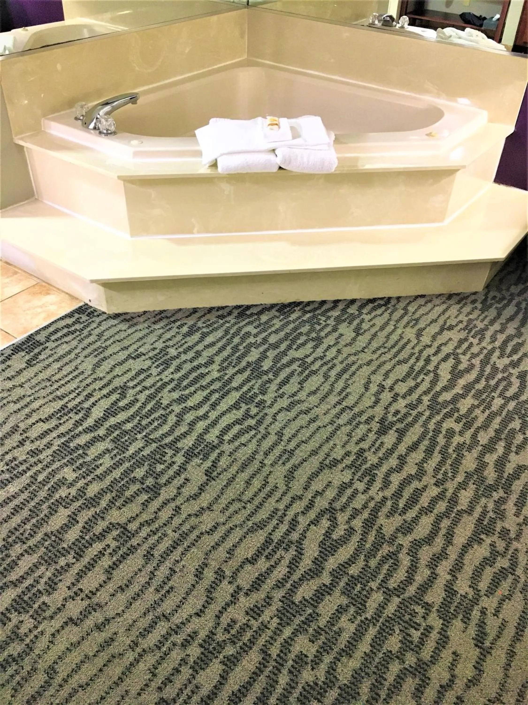 Hot Tub in La Quinta Inn & Suites by Wyndham Louisville East