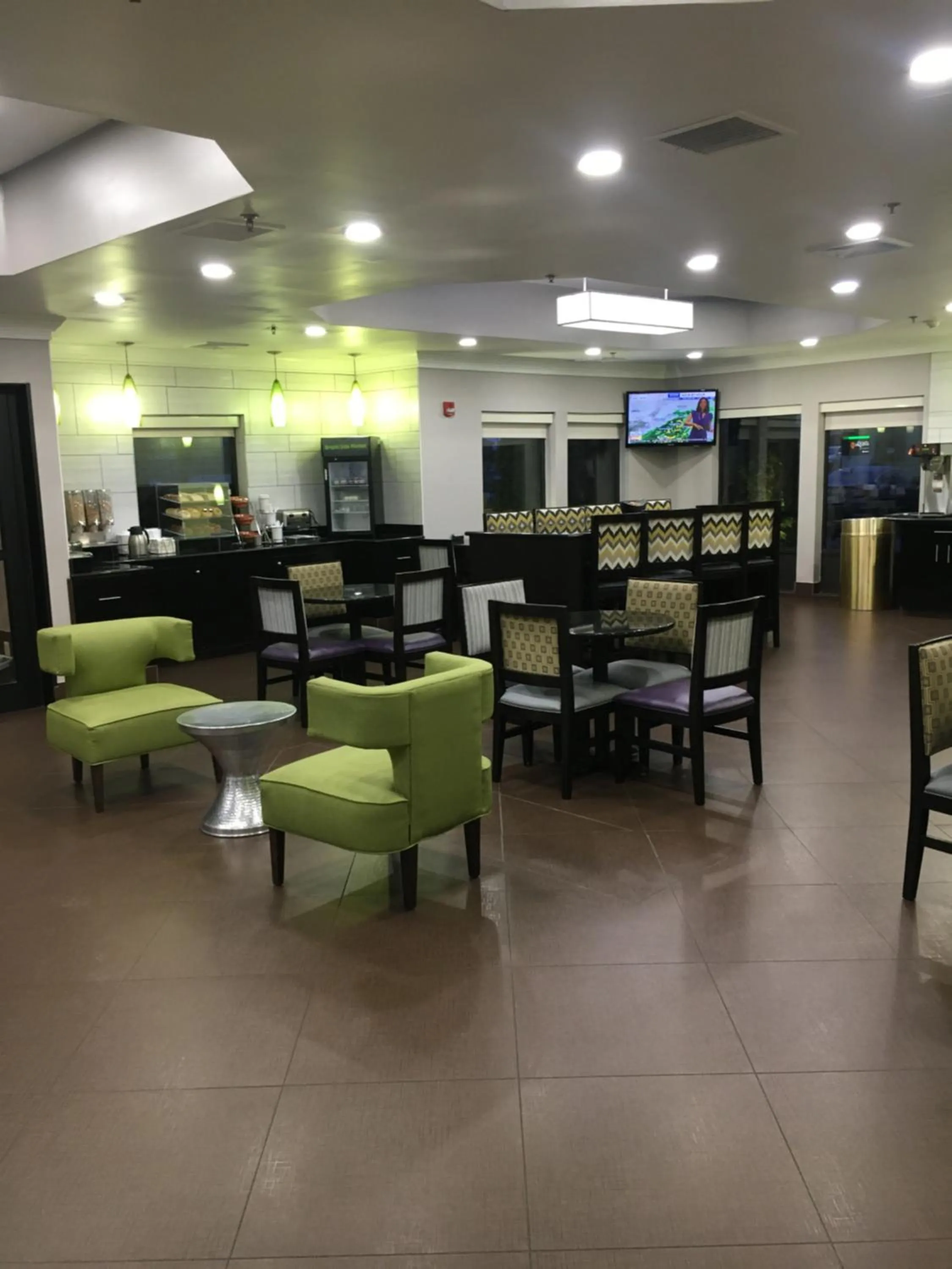 Breakfast in La Quinta Inn & Suites by Wyndham Louisville East