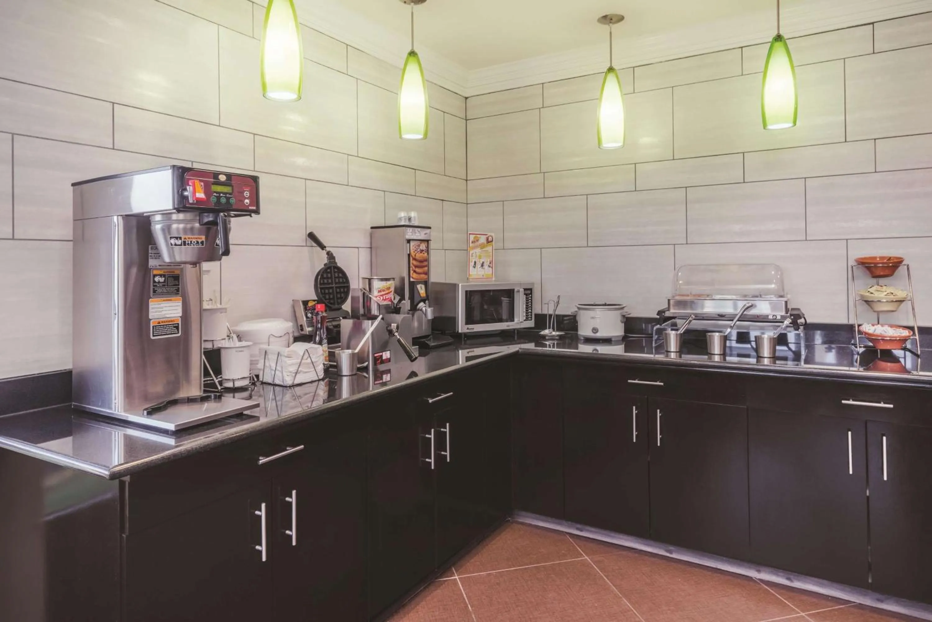 Restaurant/places to eat in La Quinta Inn & Suites by Wyndham Louisville East