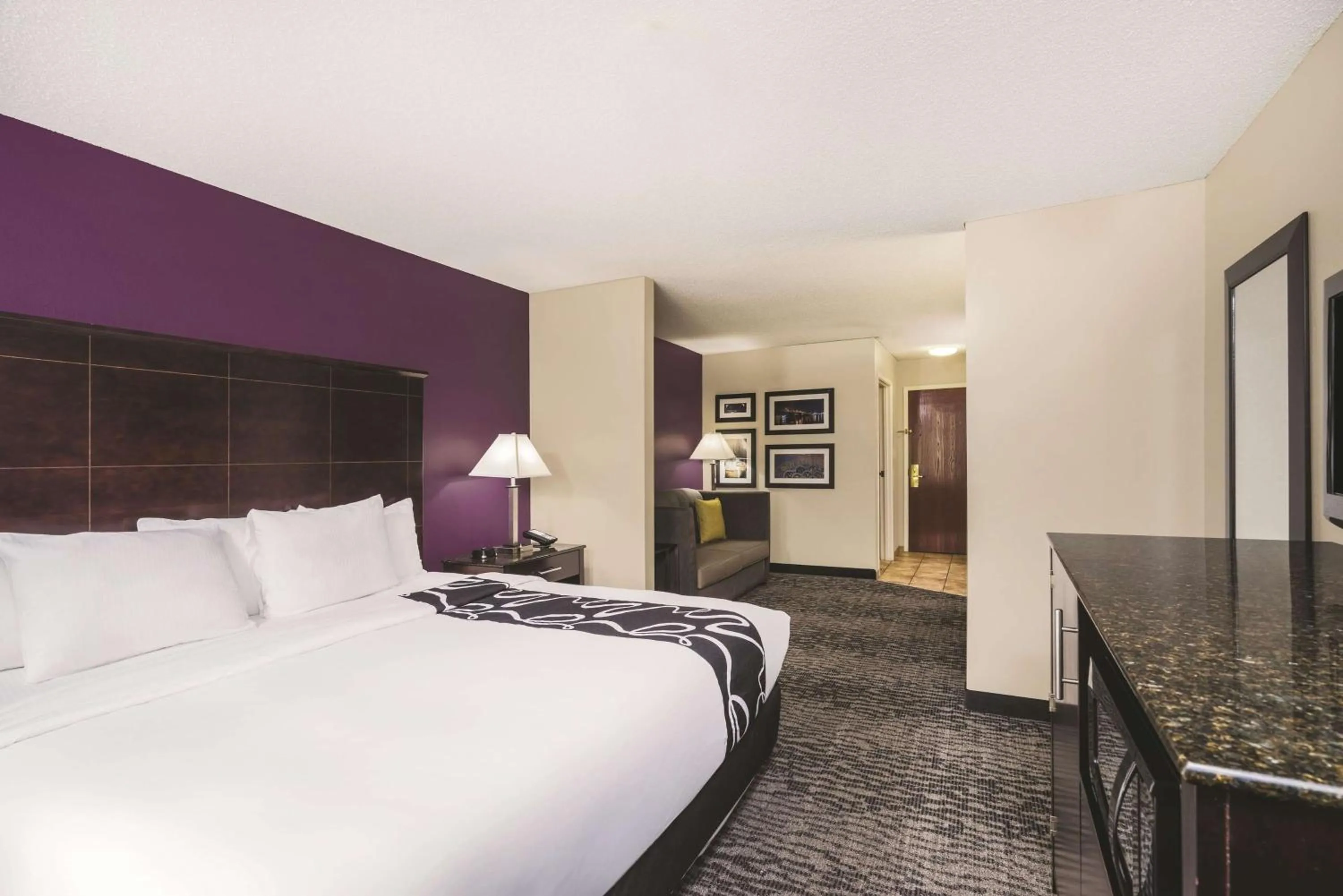 Photo of the whole room, Bed in La Quinta Inn & Suites by Wyndham Louisville East