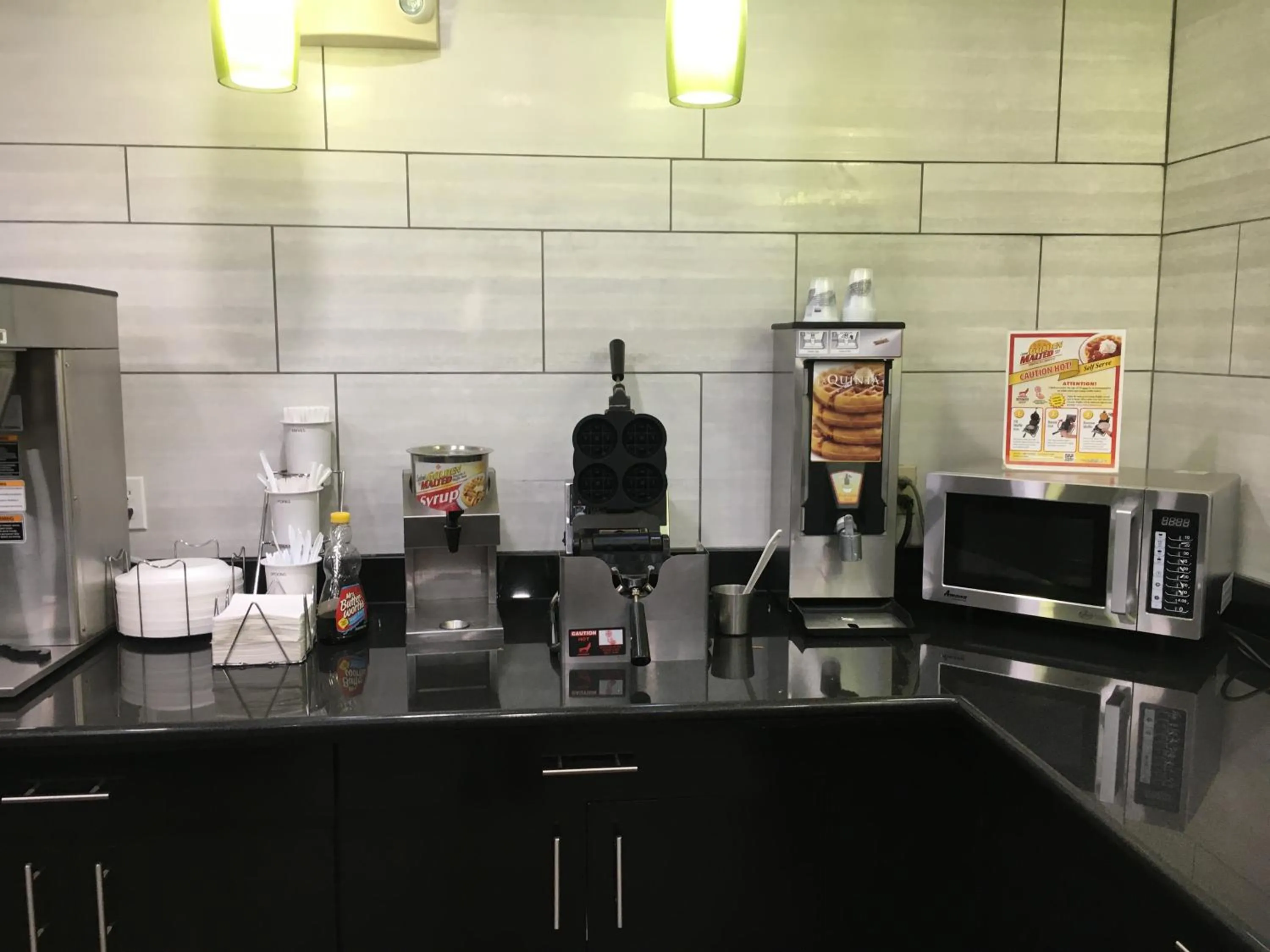 Breakfast in La Quinta Inn & Suites by Wyndham Louisville East