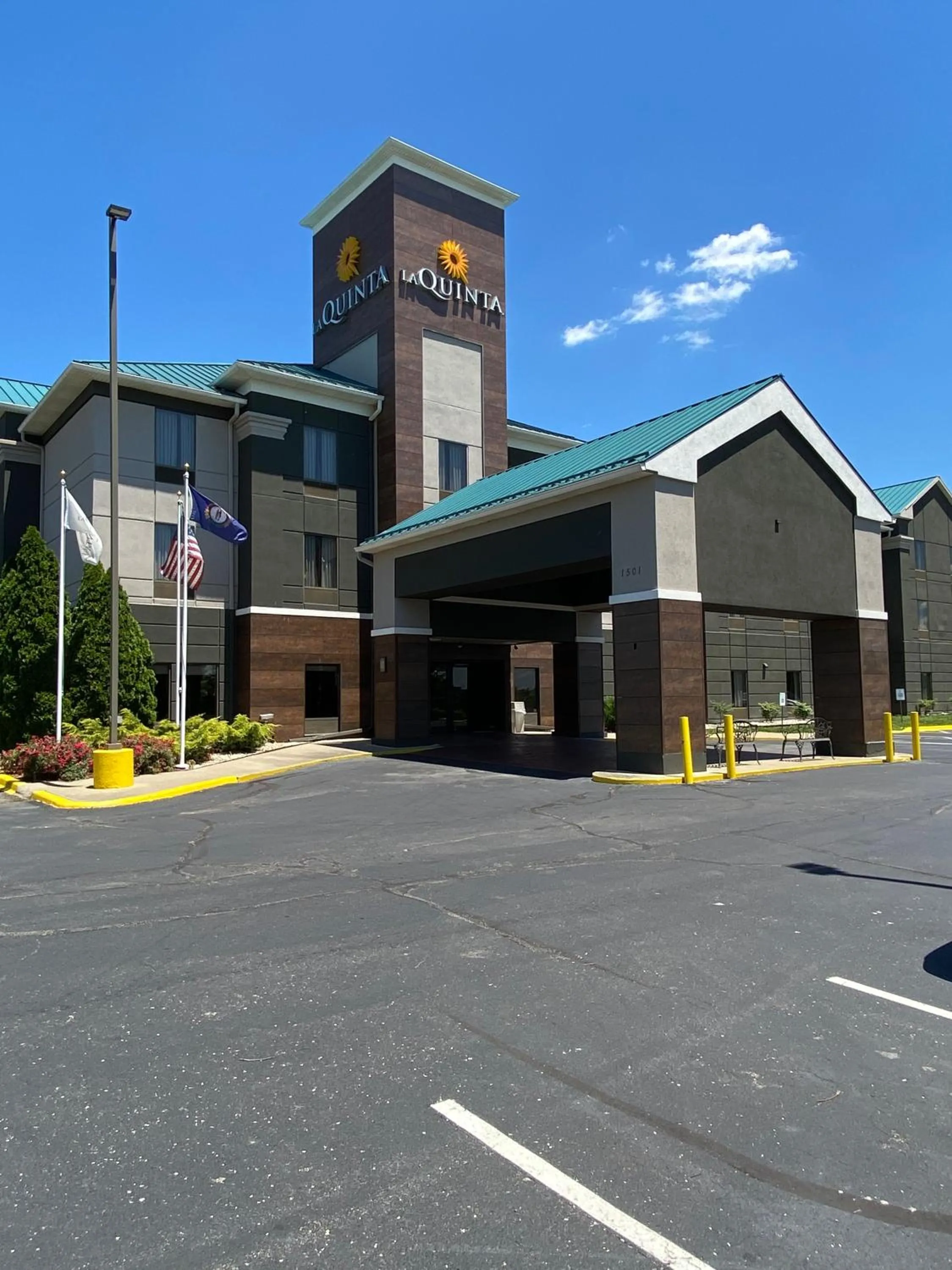 Property building in La Quinta Inn & Suites by Wyndham Louisville East