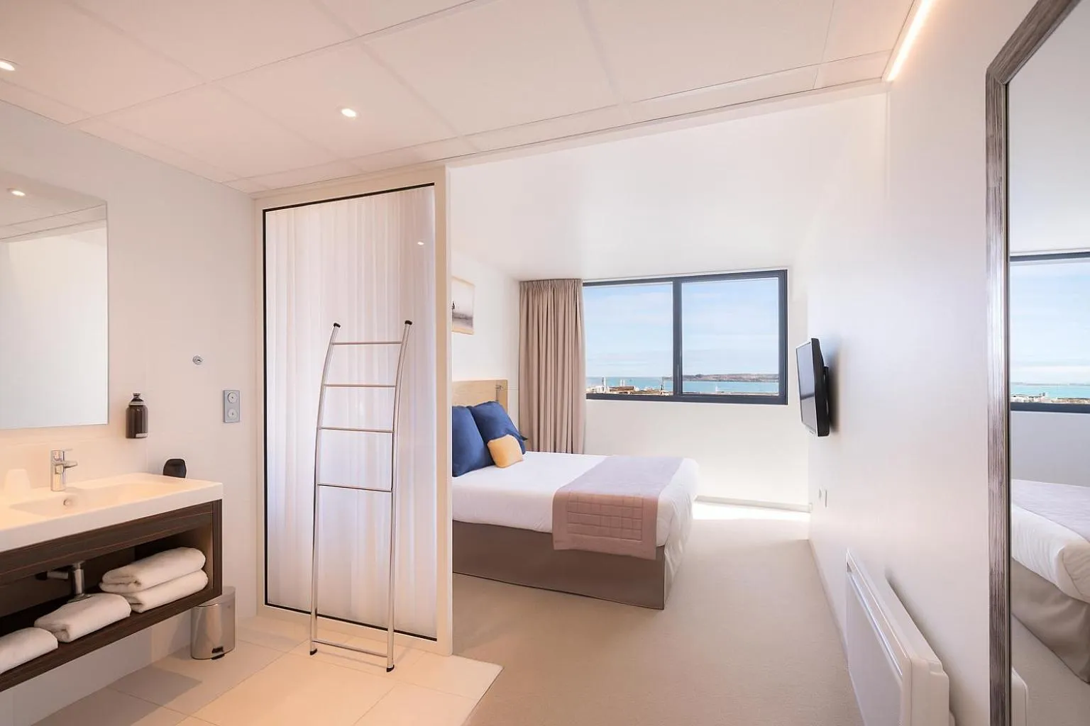 Shower, Bed in Le Nautica Hôtel