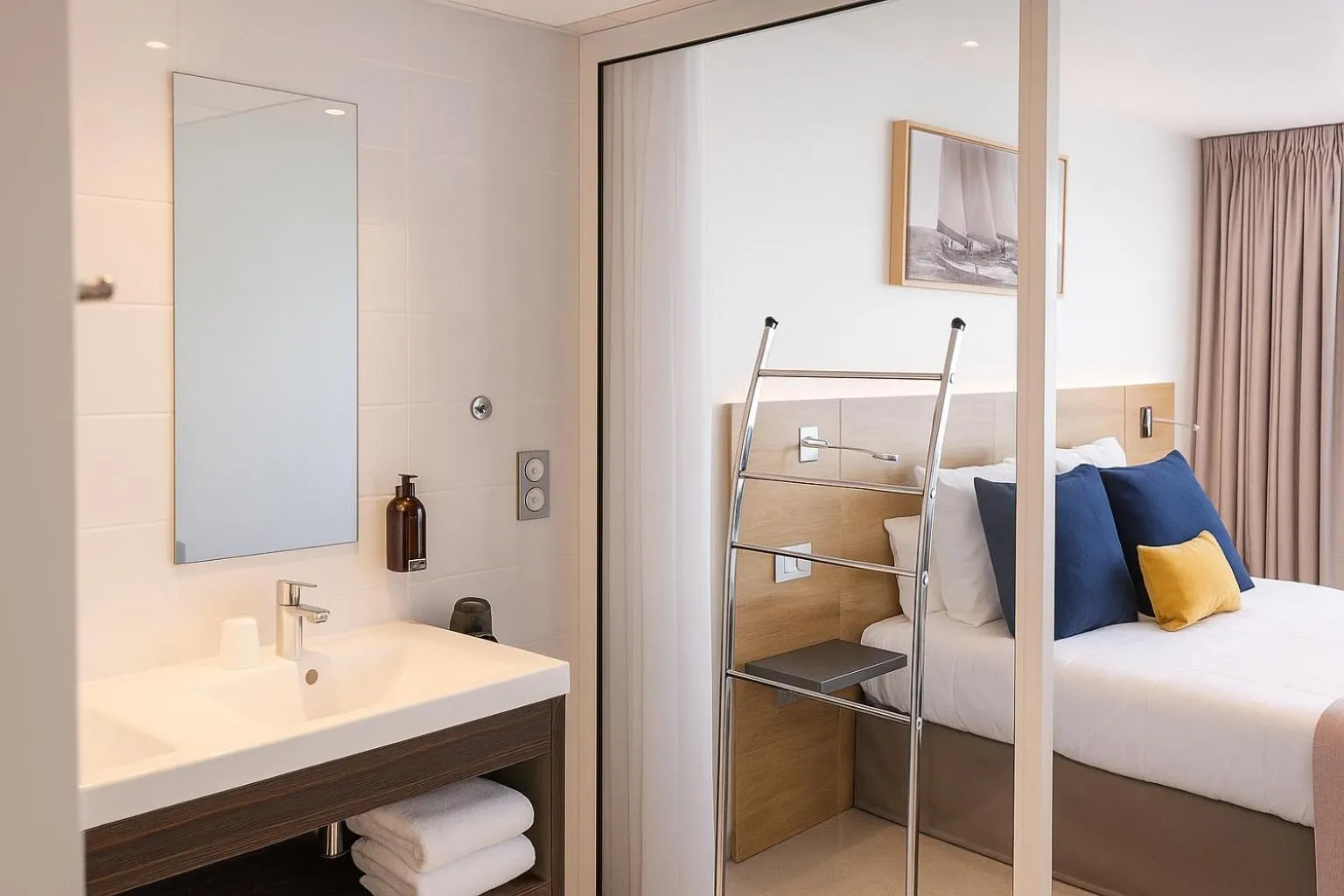 Shower, Bed in Le Nautica Hôtel