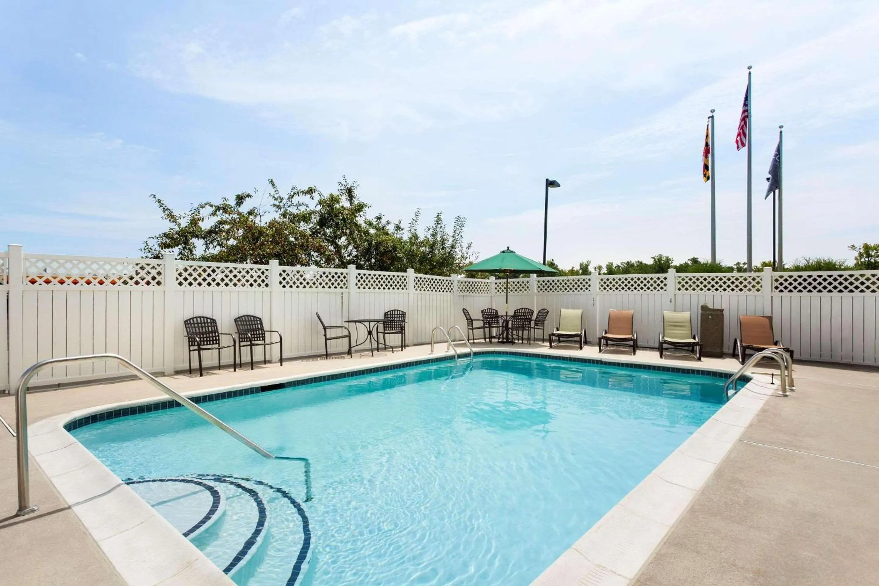Swimming pool in Country Inn & Suites by Radisson, Bel Air-Aberdeen, MD