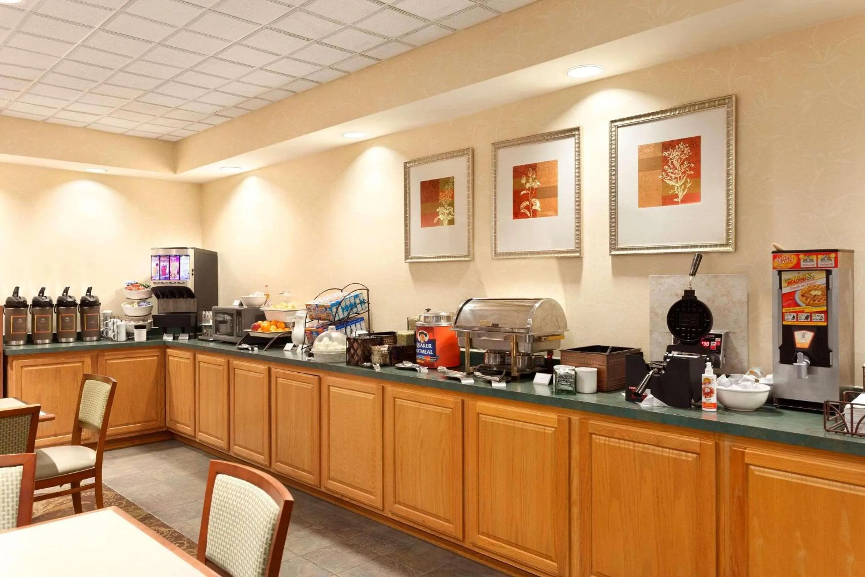 Breakfast in Country Inn & Suites by Radisson, Bel Air-Aberdeen, MD