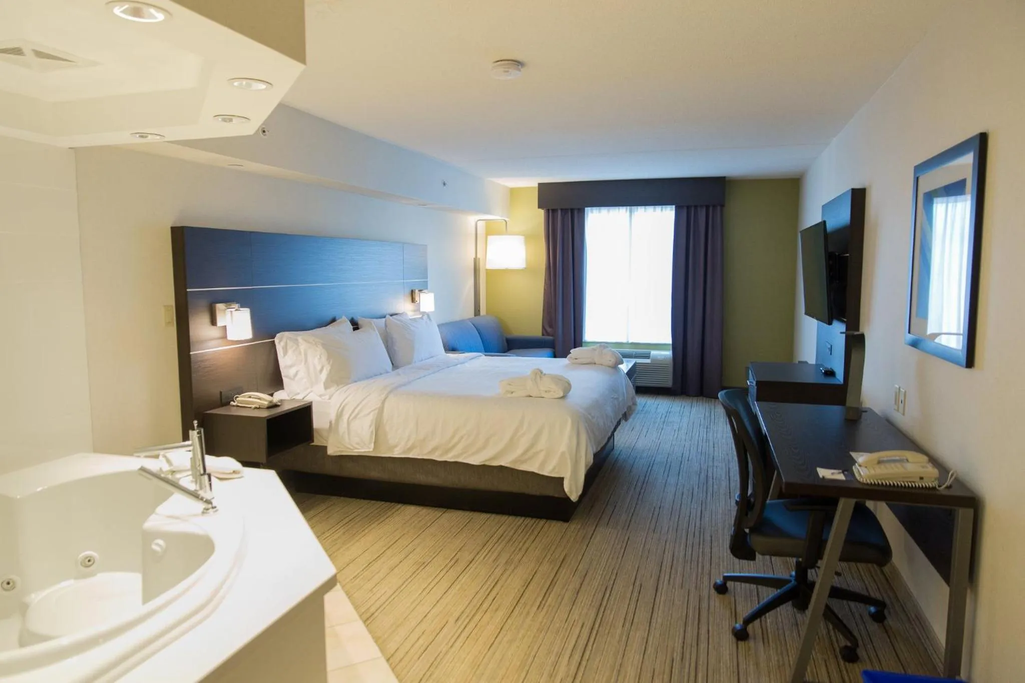 Photo of the whole room, Bed in Holiday Inn Express Brampton by IHG