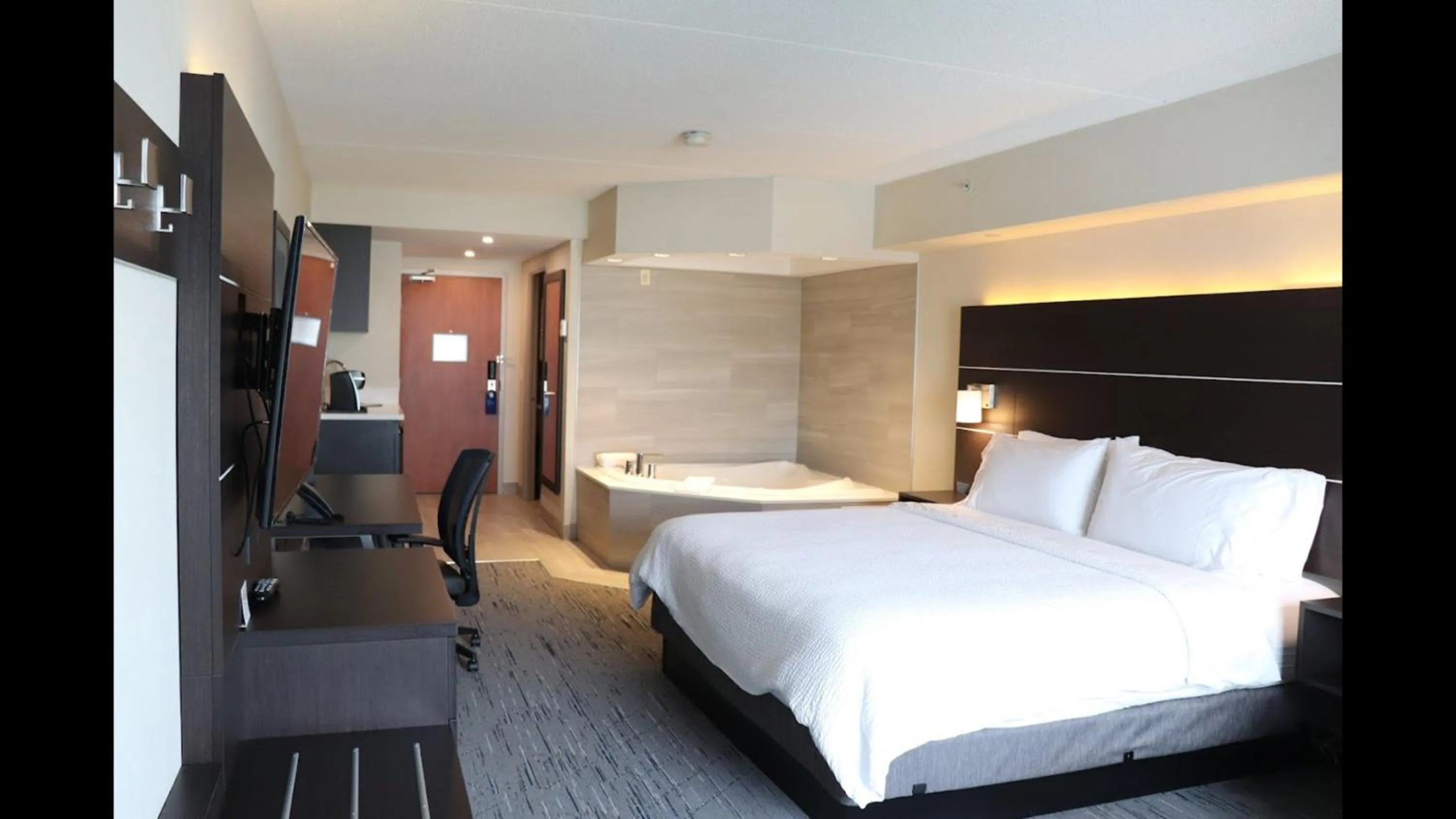 Photo of the whole room, Bed in Holiday Inn Express Brampton by IHG