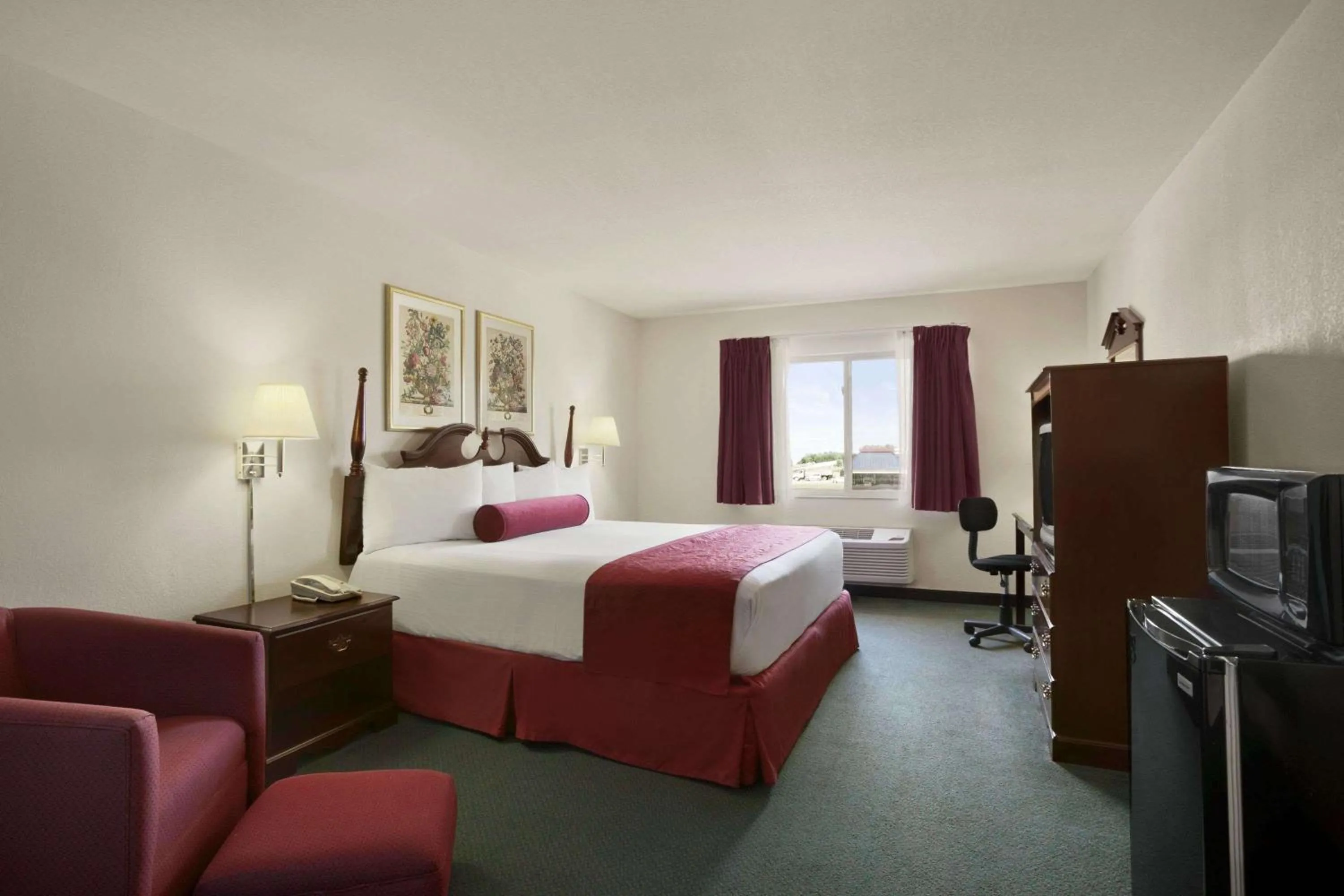 Photo of the whole room, Bed in Days Inn & Suites by Wyndham Romeoville
