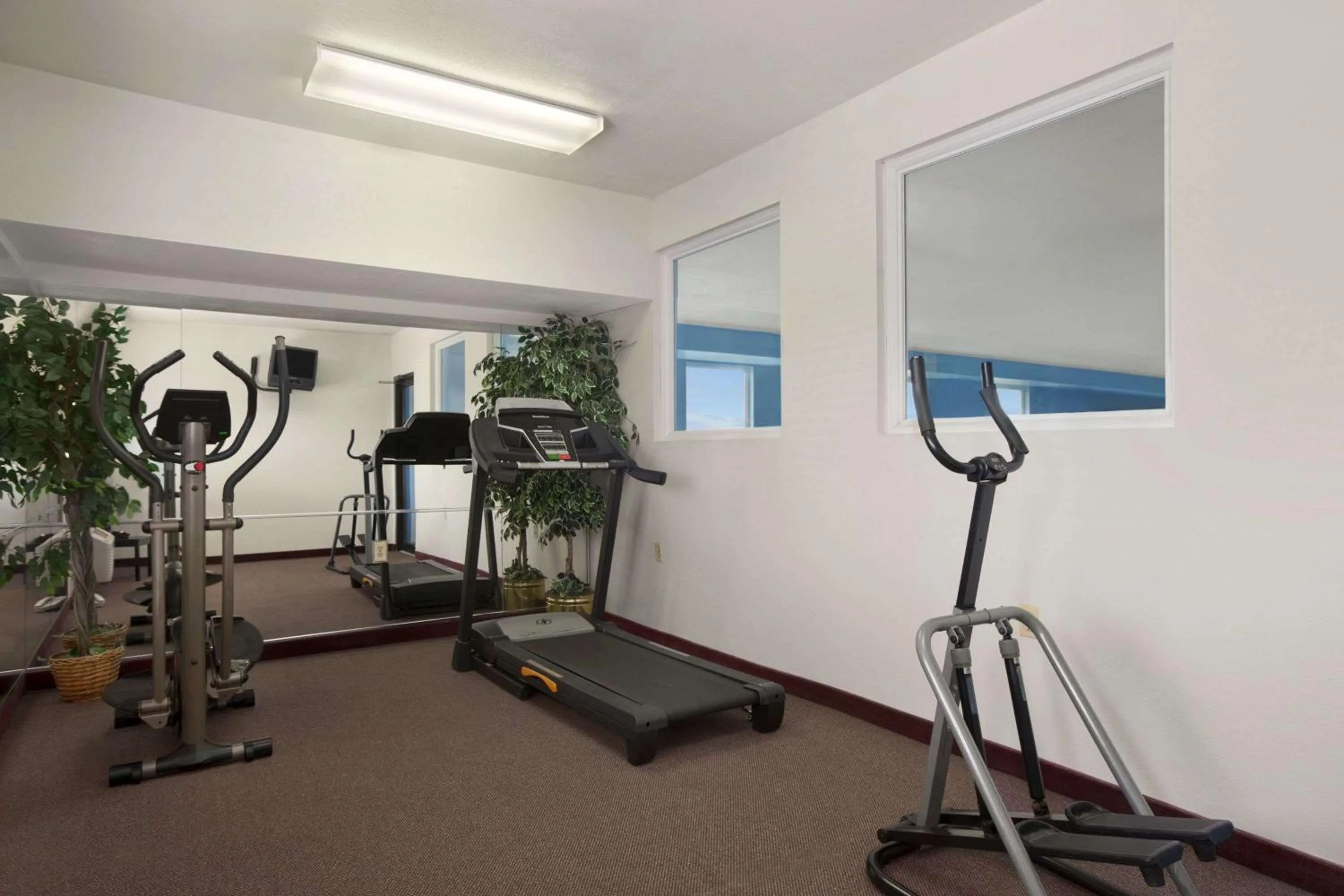 Fitness centre/facilities in Days Inn & Suites by Wyndham Romeoville