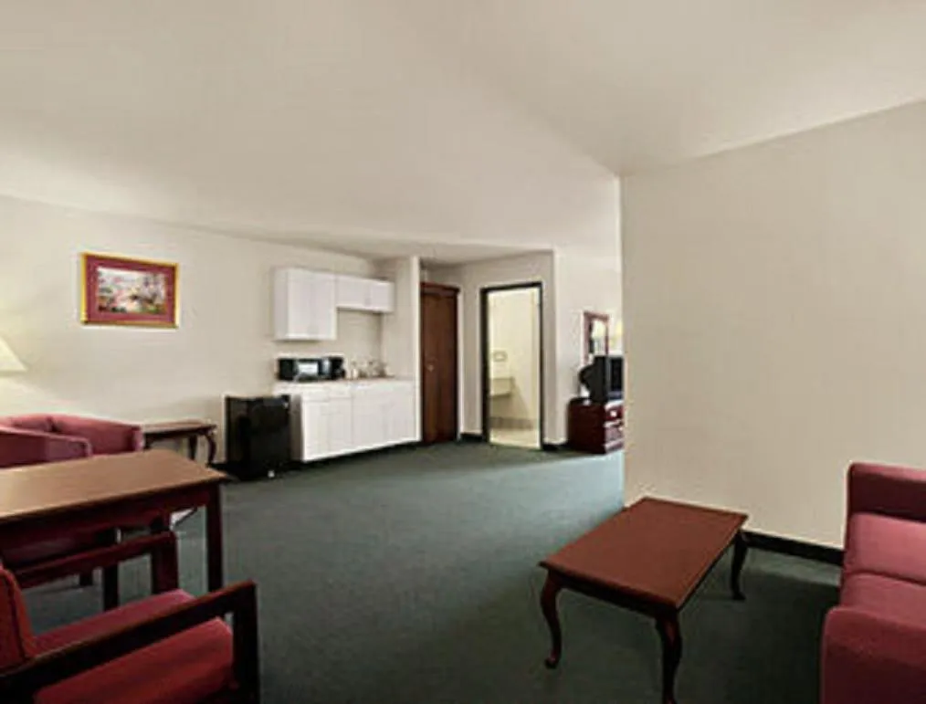 Seating area in Days Inn & Suites by Wyndham Romeoville