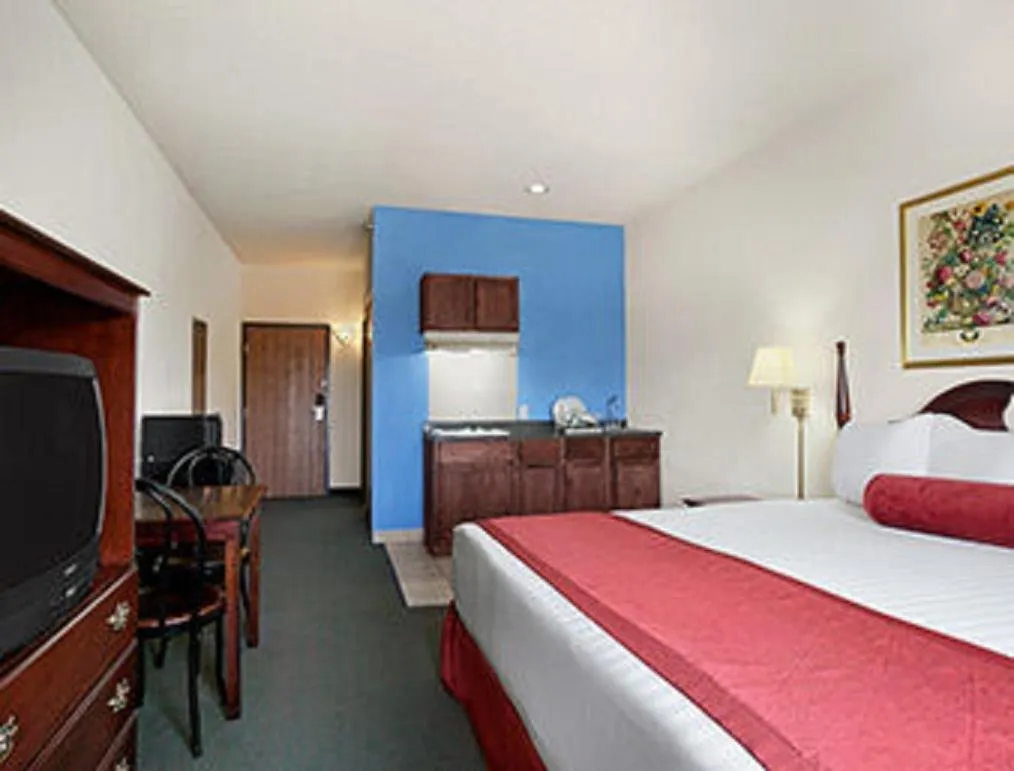 Photo of the whole room, Bed in Days Inn & Suites by Wyndham Romeoville