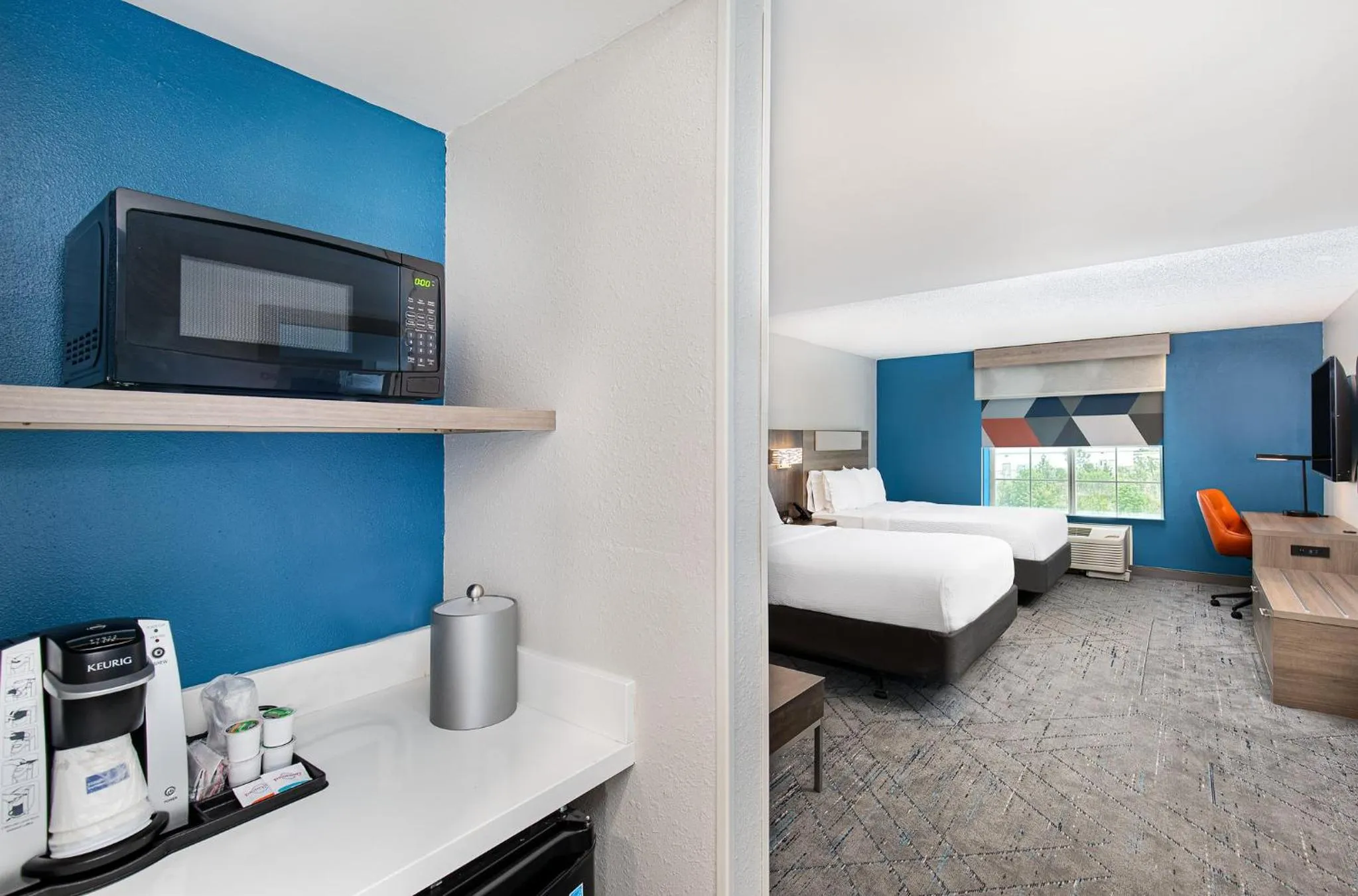 Photo of the whole room, Bed in Holiday Inn Express & Suites Columbus at Northlake by IHG
