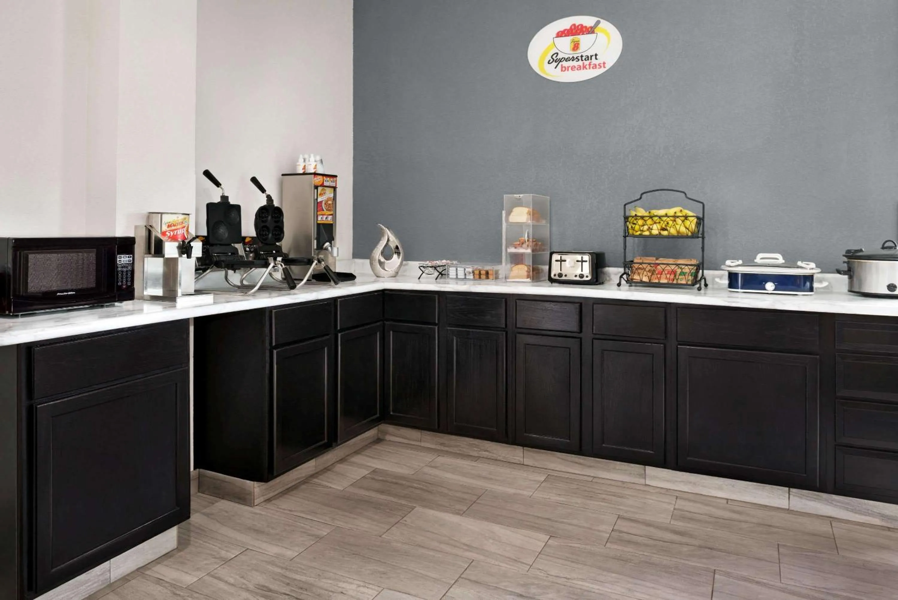 Restaurant/places to eat in Super 8 by Wyndham Des Moines