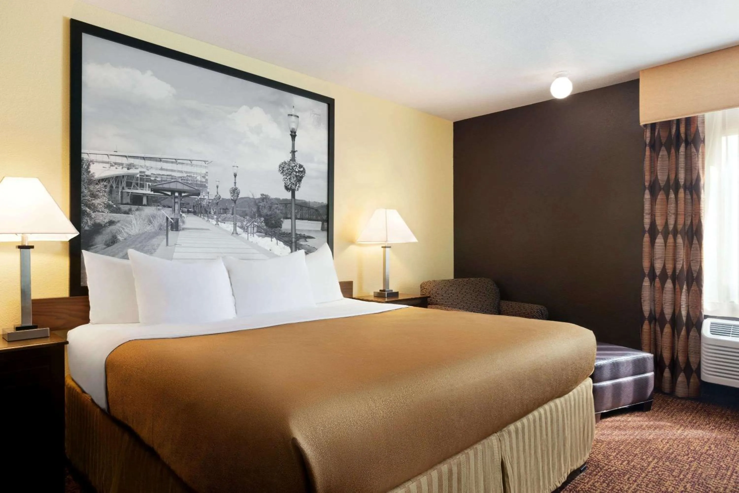 Photo of the whole room in Super 8 by Wyndham Des Moines