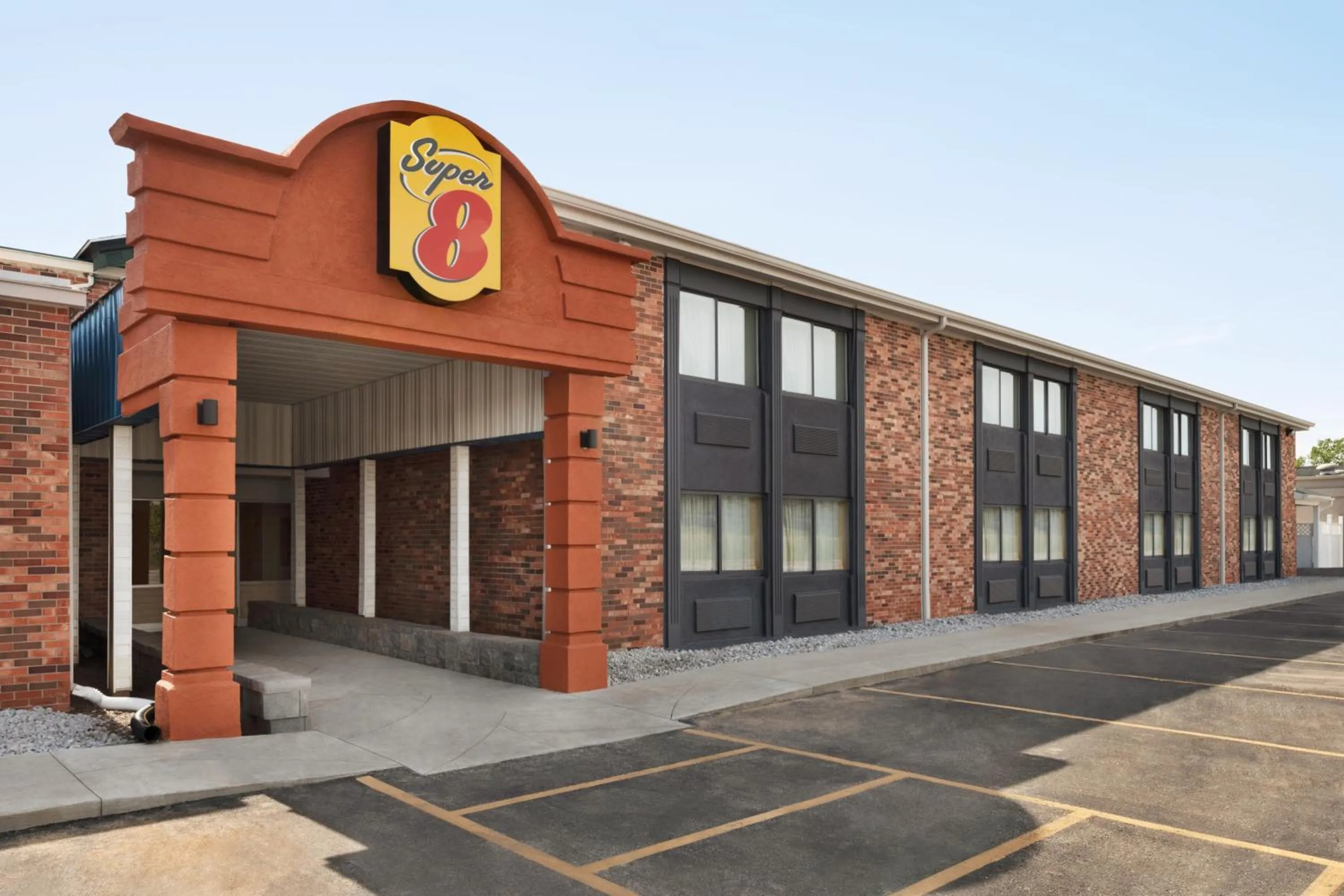 Facade/entrance in Super 8 by Wyndham Des Moines