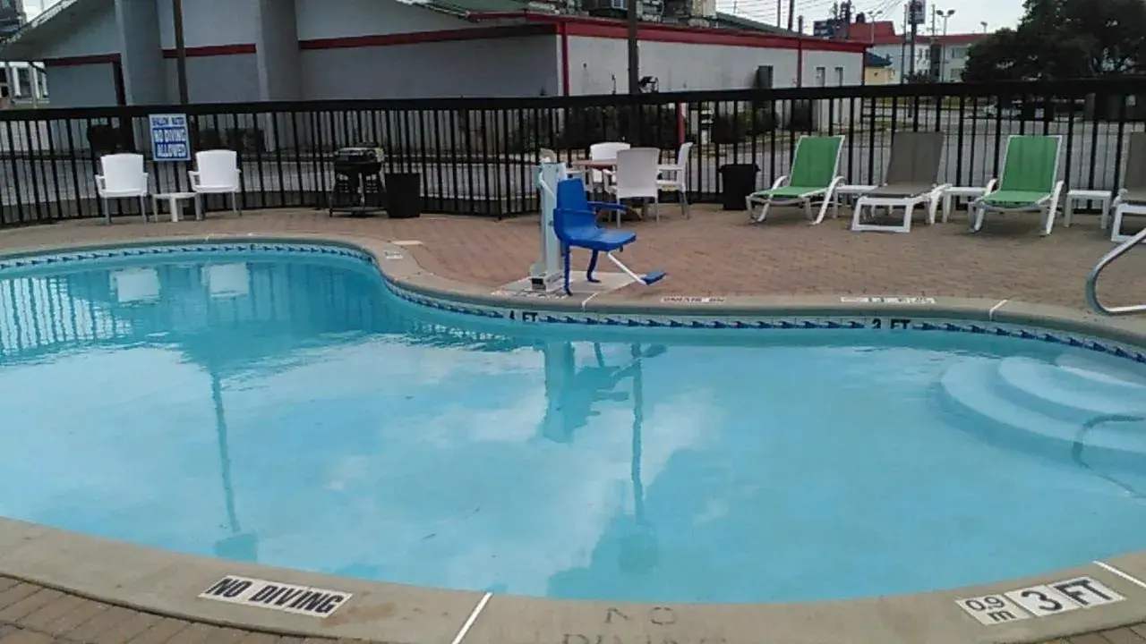 Swimming pool in Comfort Inn & Suites Thomson Swimming pool in Comfort Inn & Suites Thomson