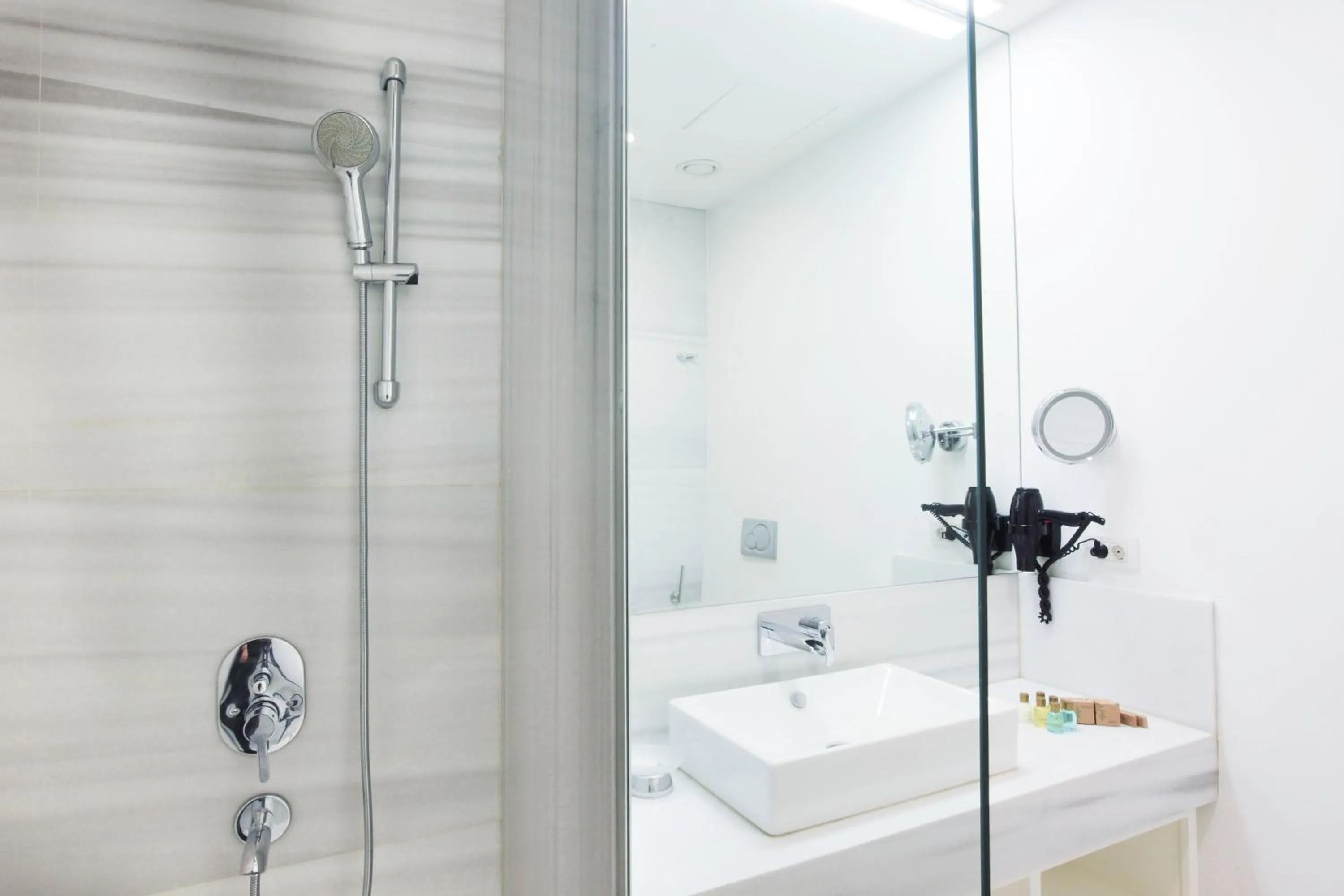 Shower in Lina Hotel Taksim Pera