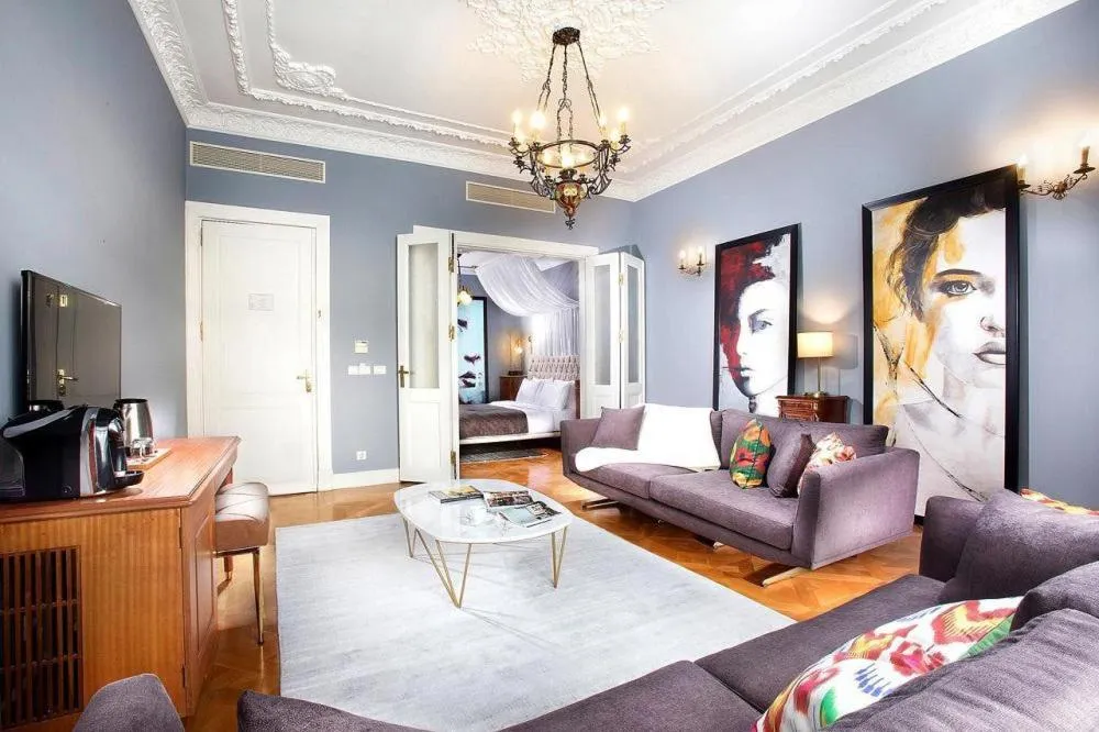 Communal lounge/ TV room in Lina Hotel Taksim Pera